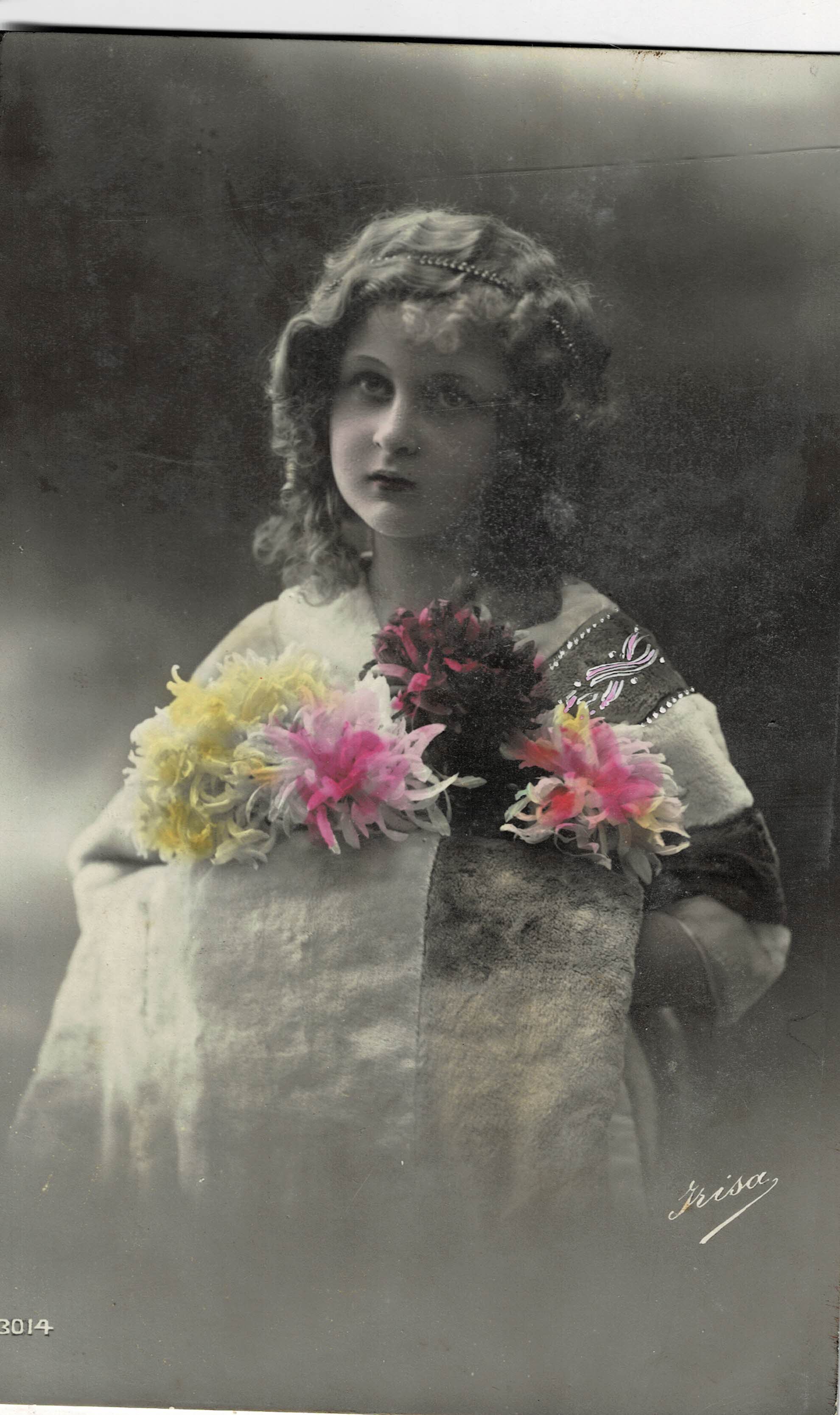 POSTAL NIÑA CON VESTIDO DE FLORES.