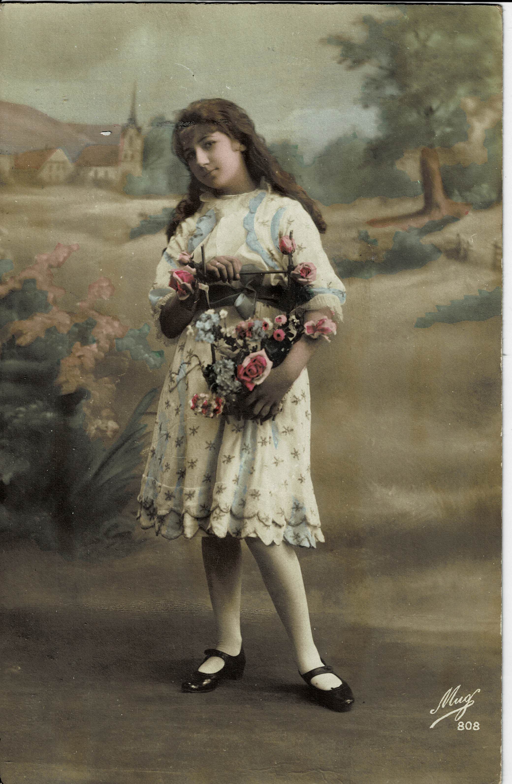POSTAL NIÑA CON CESTO DE FLORES.