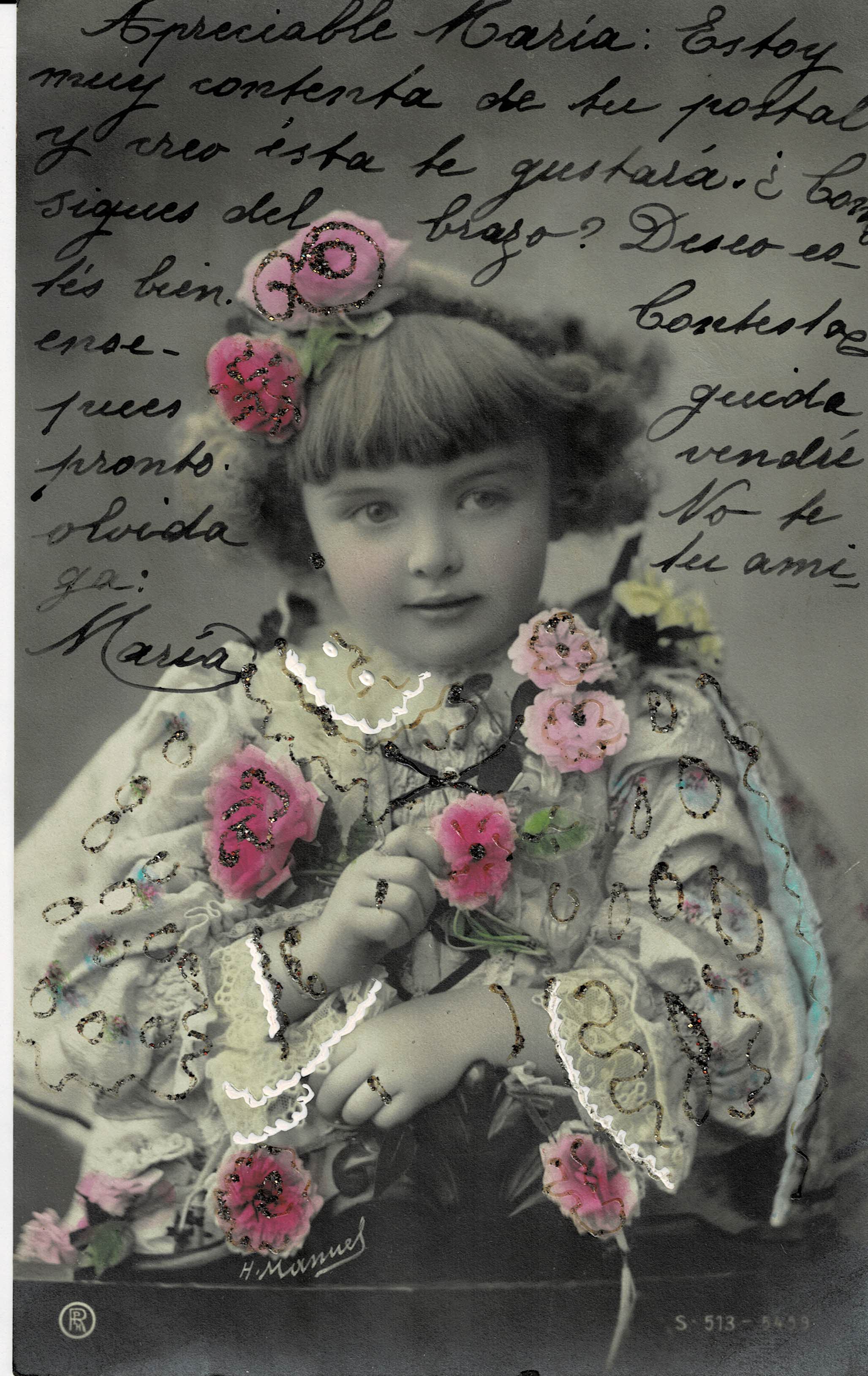 POSTAL NIÑA CON VESTIDO DE FLORES DECORADO CON PURPURINA.