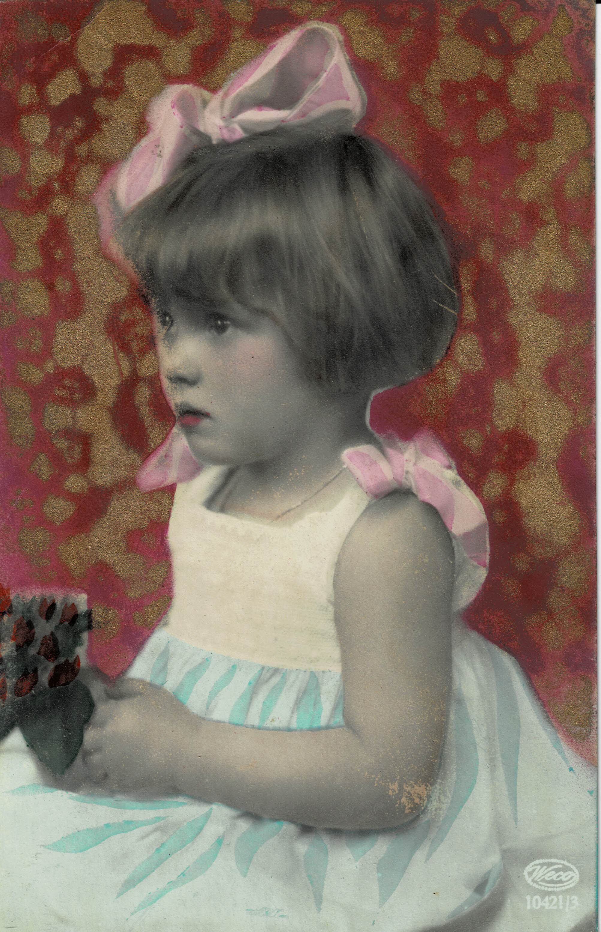 POSTAL NIÑA CON LAZO EN FONDO DE DOS COLORES.