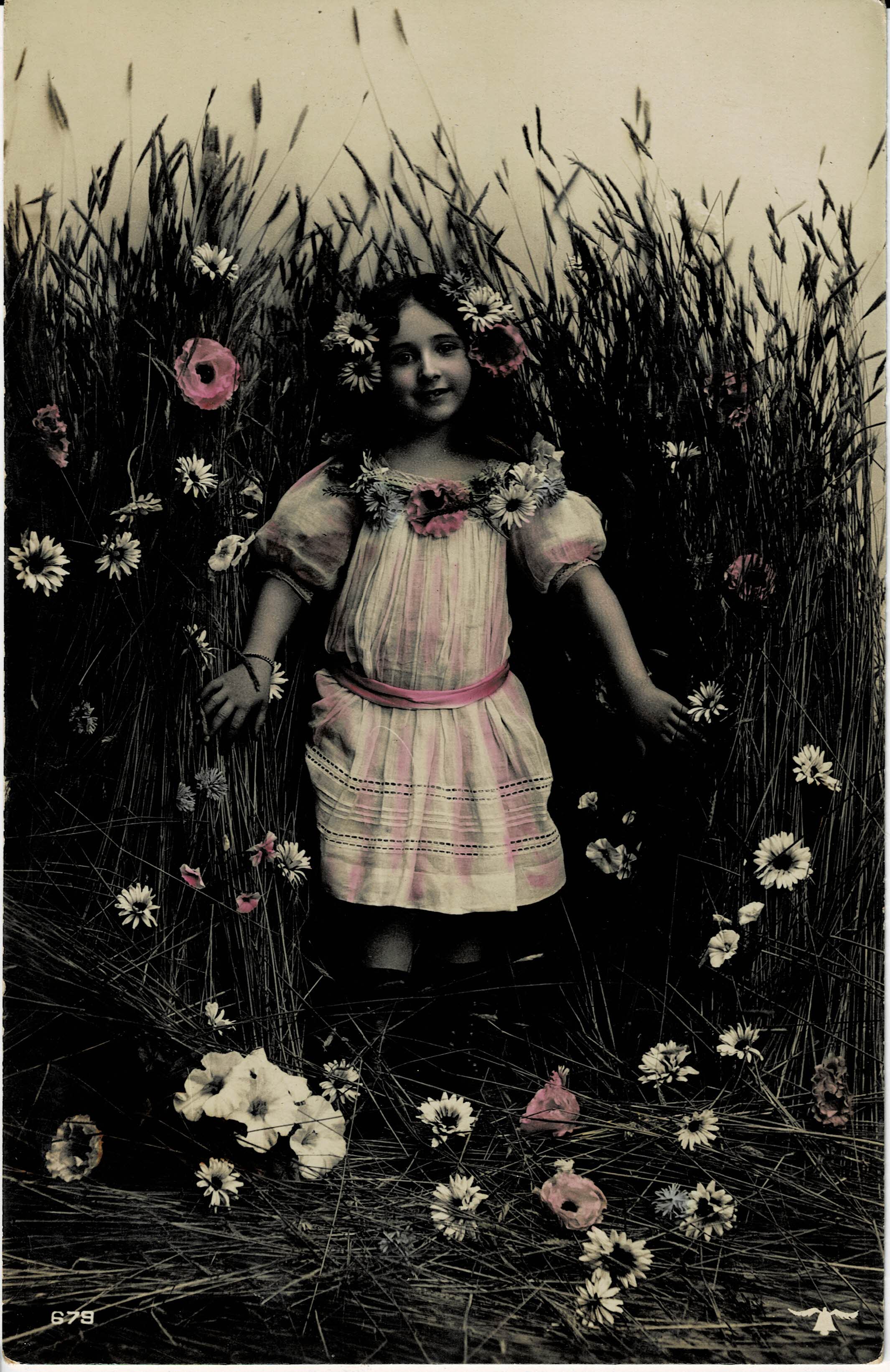 POSTAL NIÑA EN JARDÍN DE FLORES.