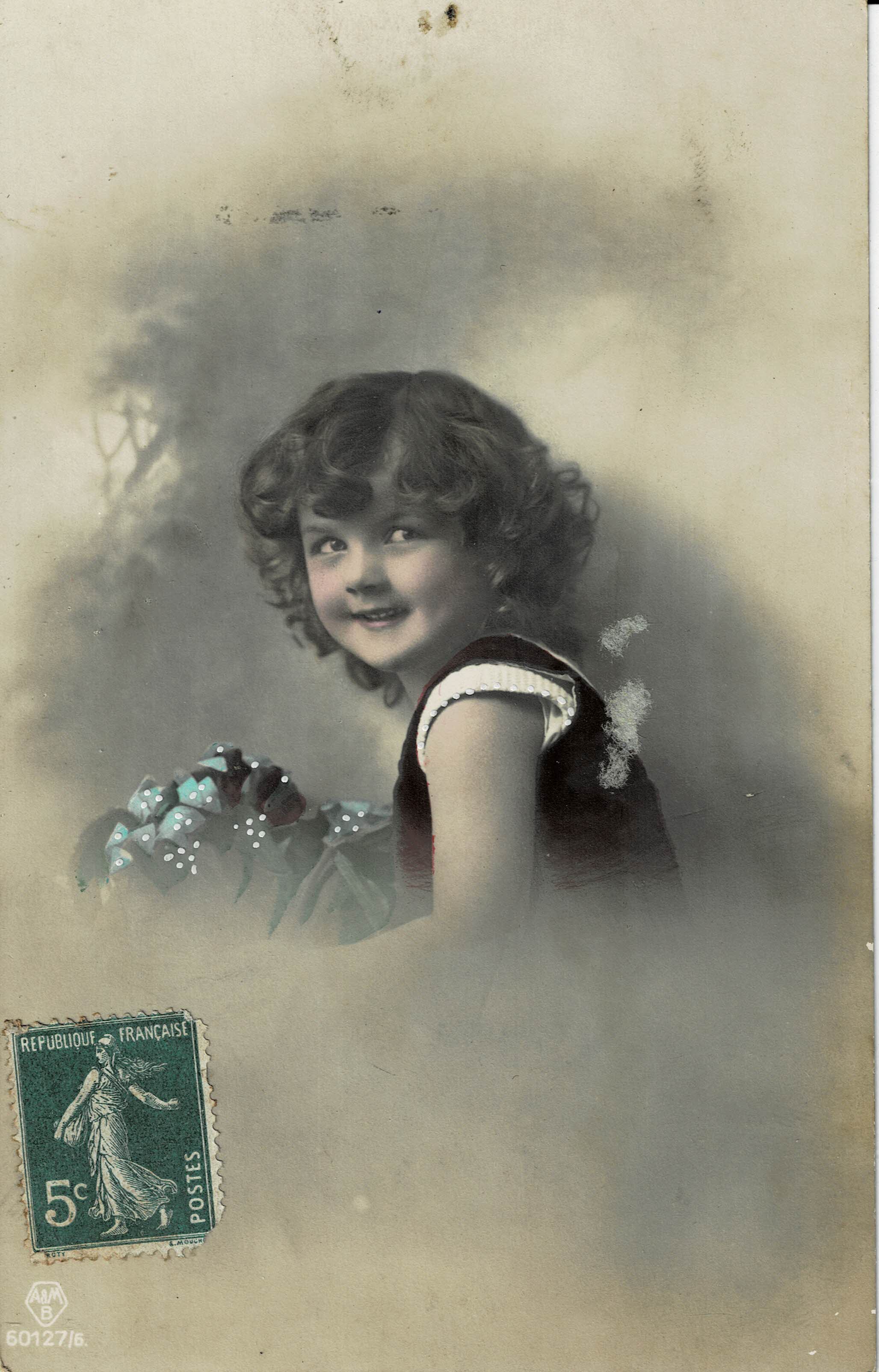 POSTAL NIÑA CON VESTIDO ROJO.