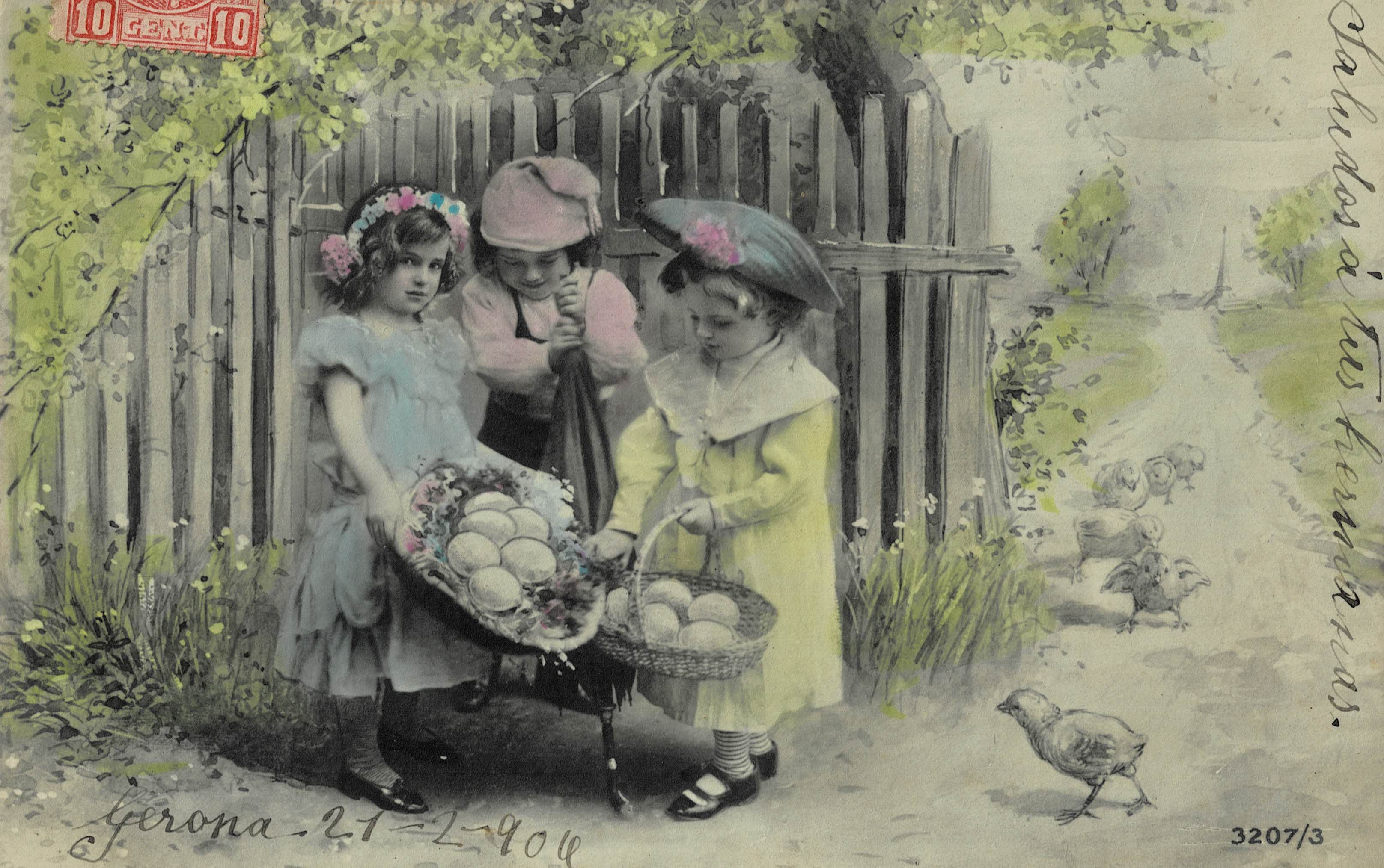 POSTAL NIÑAS EN JARDÍN CON HUEVOS Y POLLITOS.
