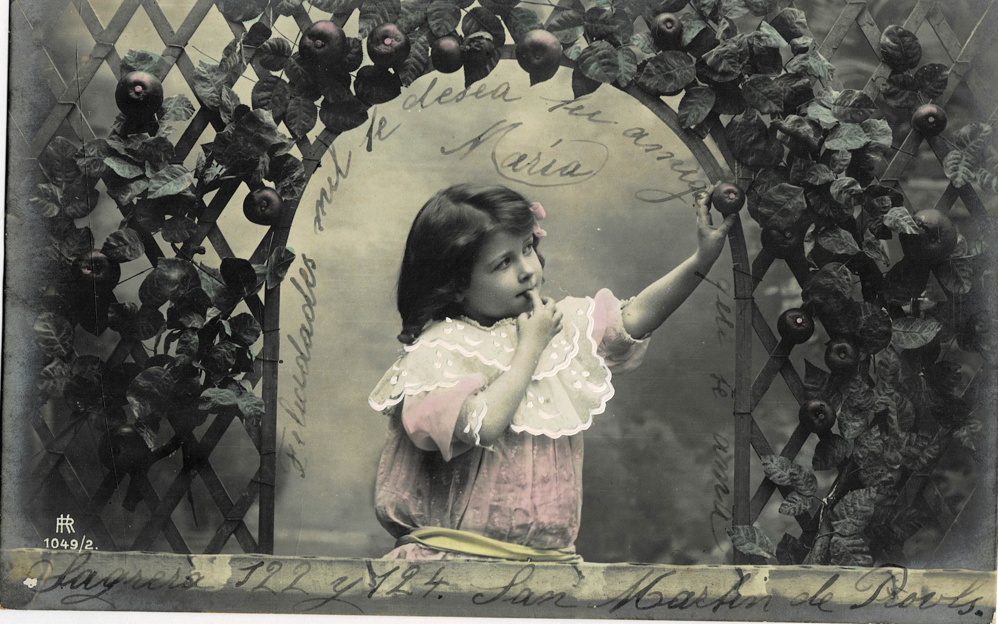 POSTAL NIÑA EN BALCÓN CON ENREDADERA DE FRUTA.