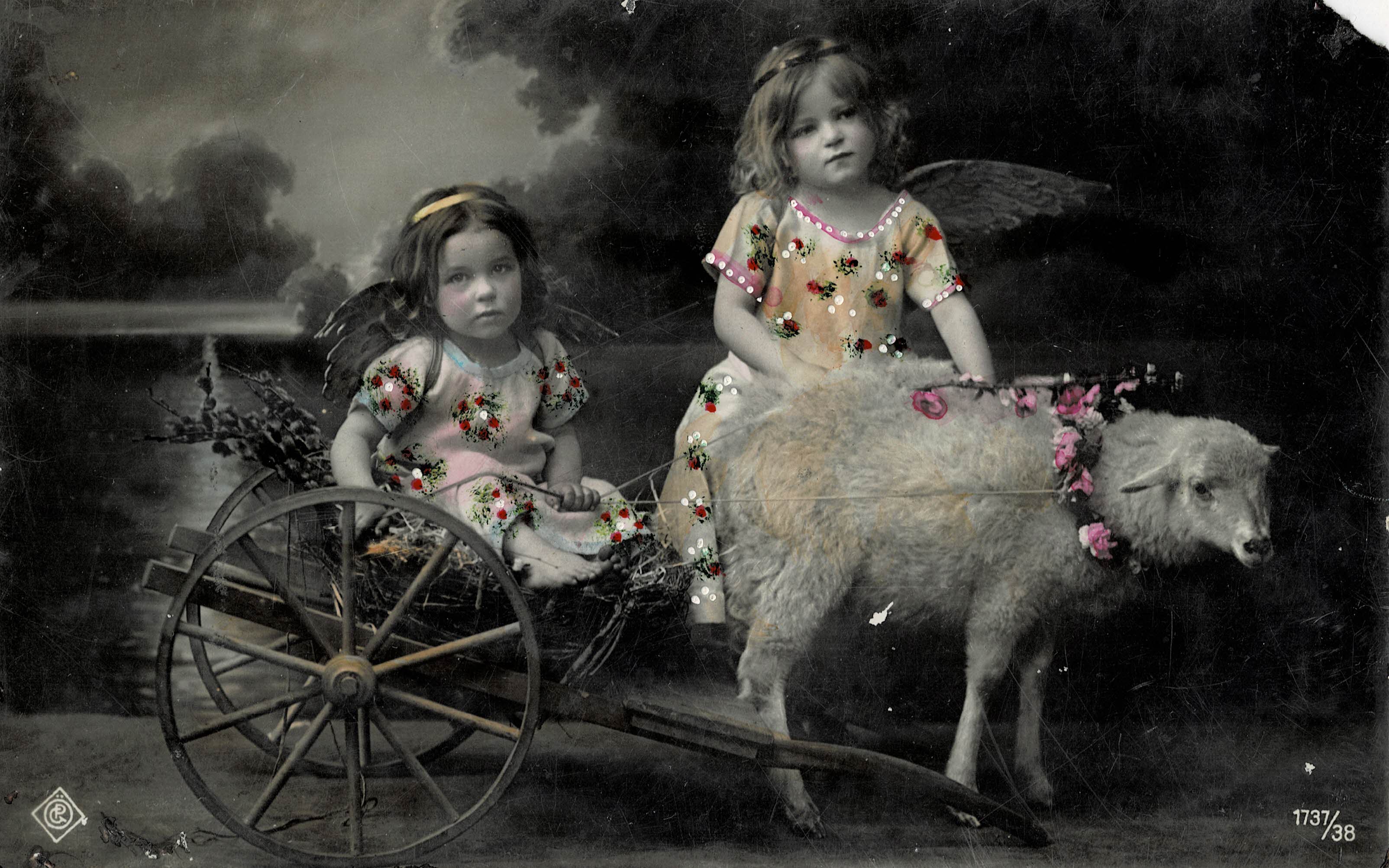 POSTAL NIÑAS CON OVEJA Y FLORES.