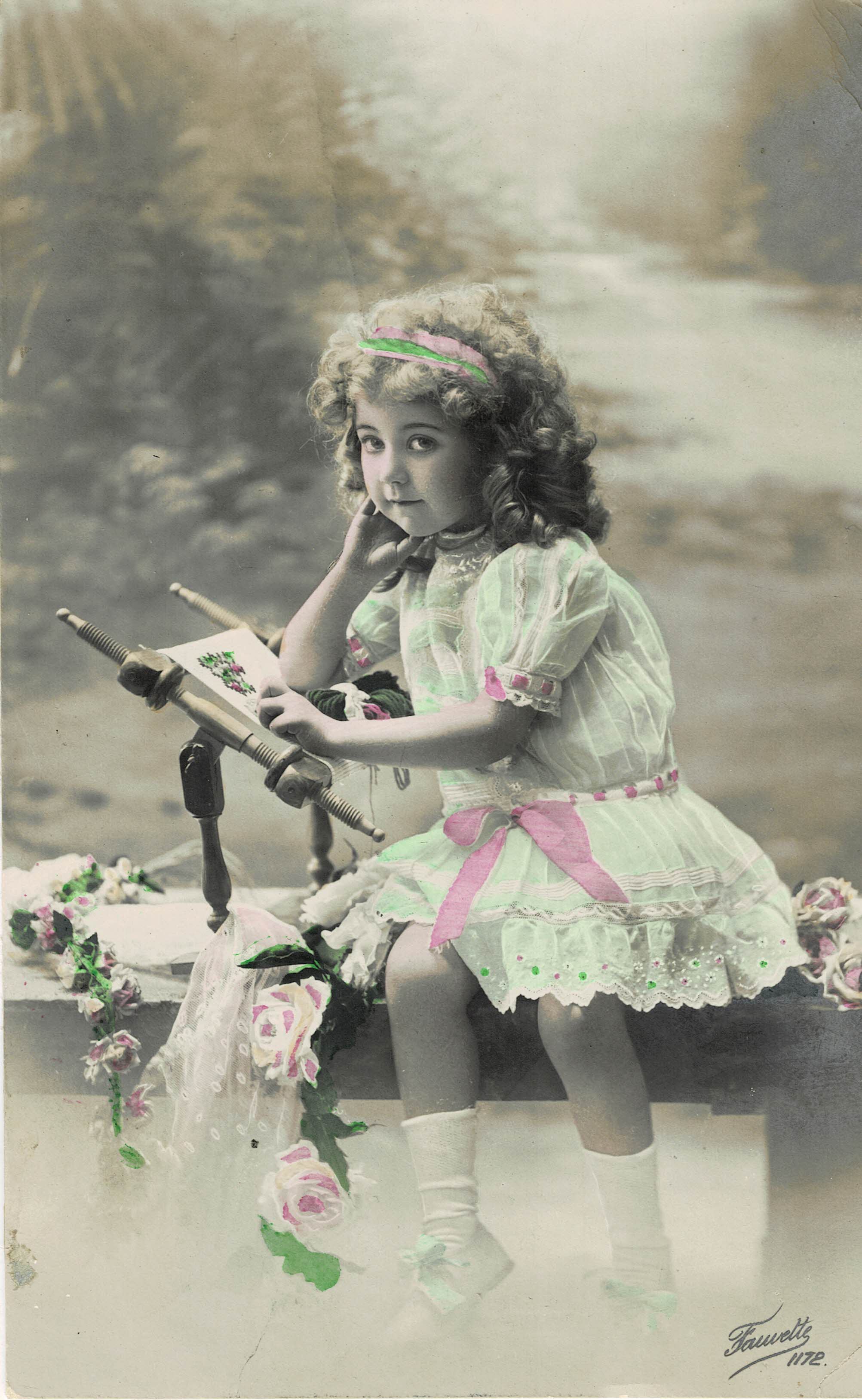 POSTAL NIÑA TEJIENDO.