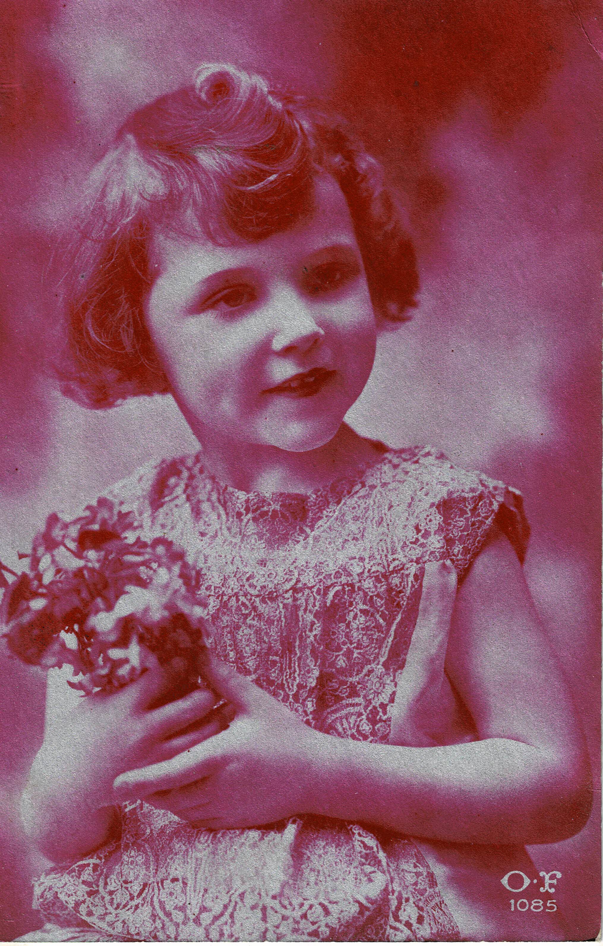 POSTAL NIÑA CON FLORES EN COLOR ROSA.
