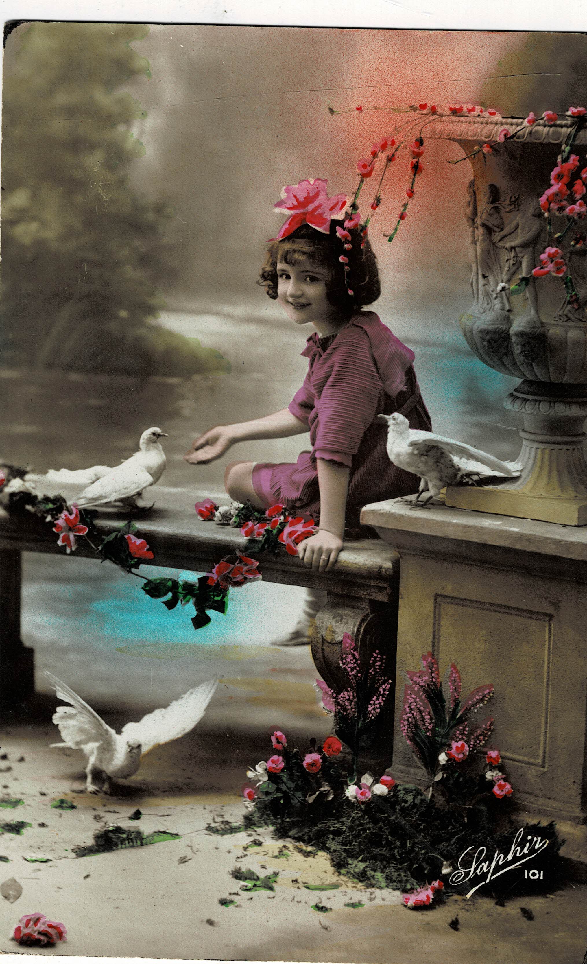 POSTAL NIÑA EN BANCO CON PALOMAS Y FLORES.