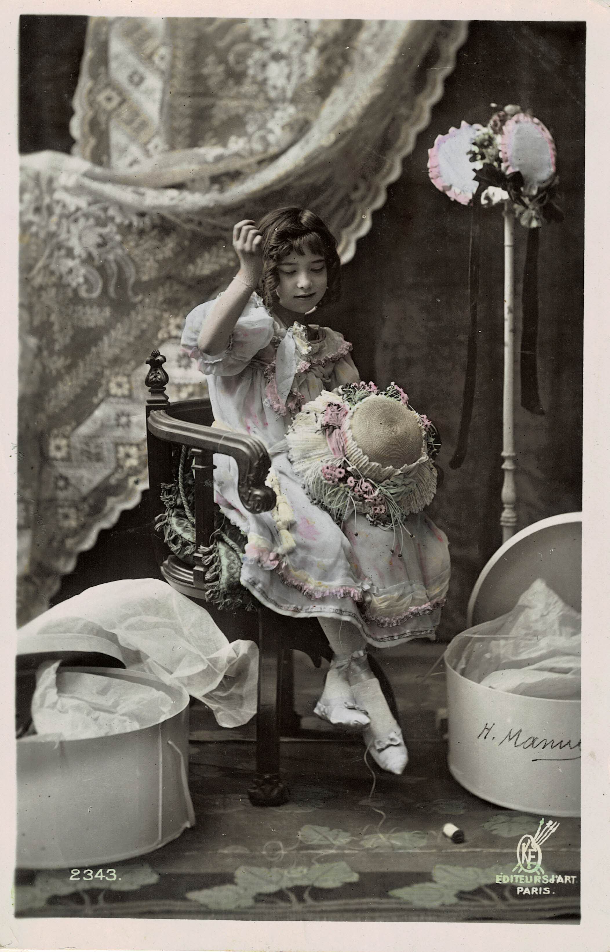 POSTAL NIÑA SENTADA CON SOMBRERO.