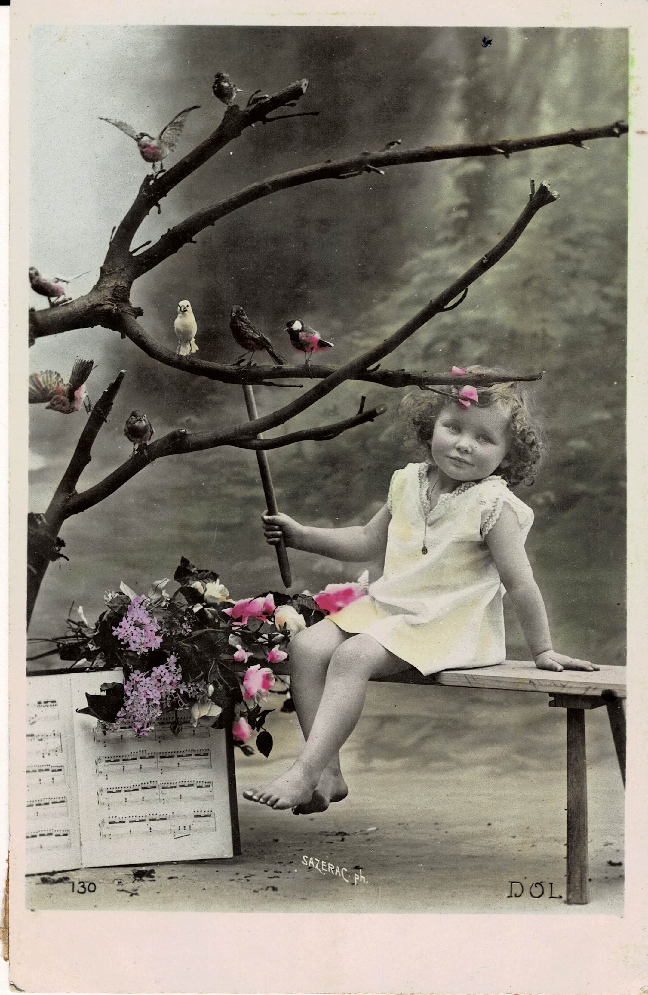 POSTAL NIÑA SENTADA JUNTO A ÁRBOL CON PÁJAROS.