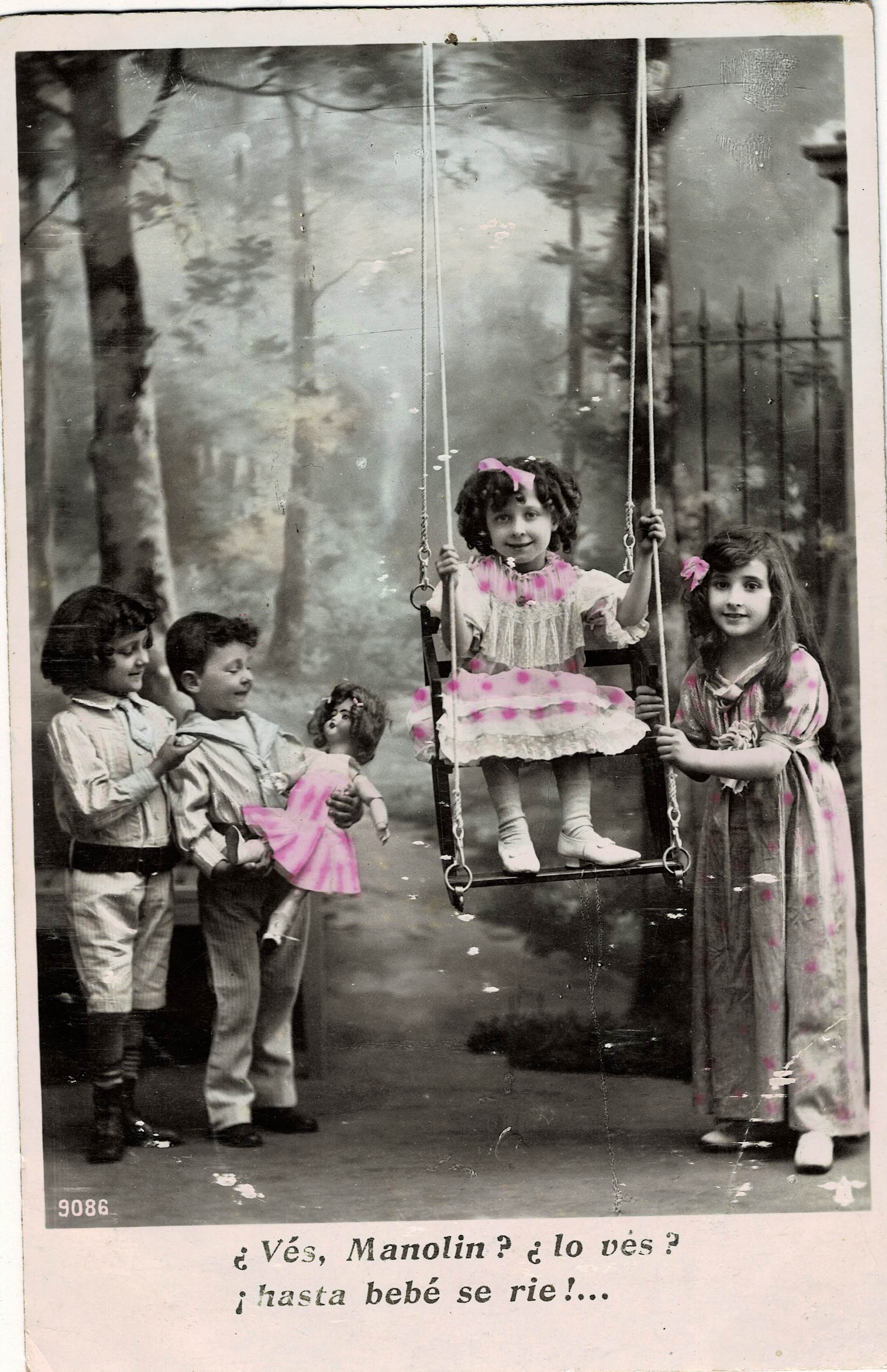 POSTAL NIÑOS EN COLUMPIO.