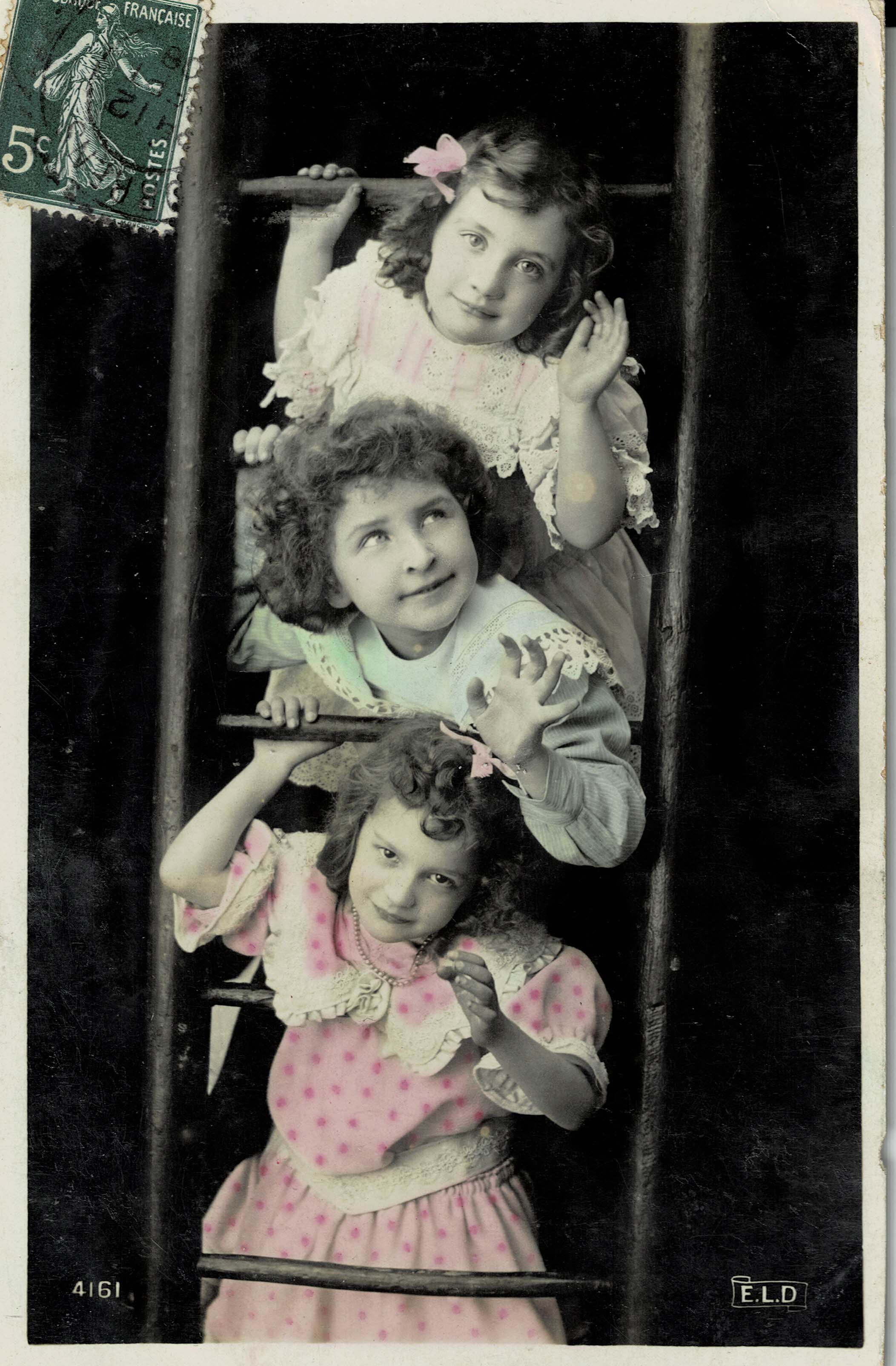 POSTAL NIÑOS EN ESCALERA.