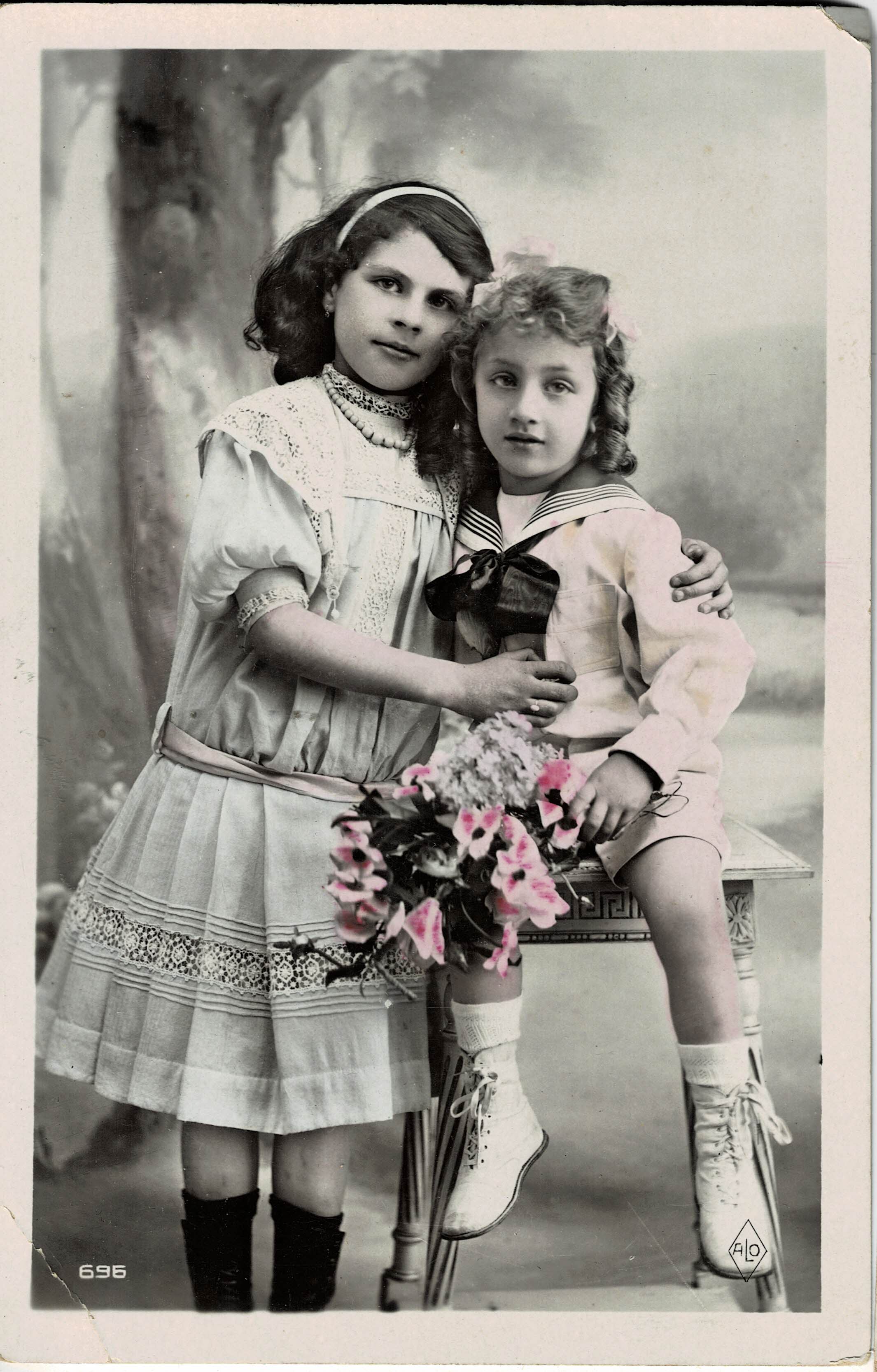 POSTAL NIÑOS ABRAZADOS CON FLORES.