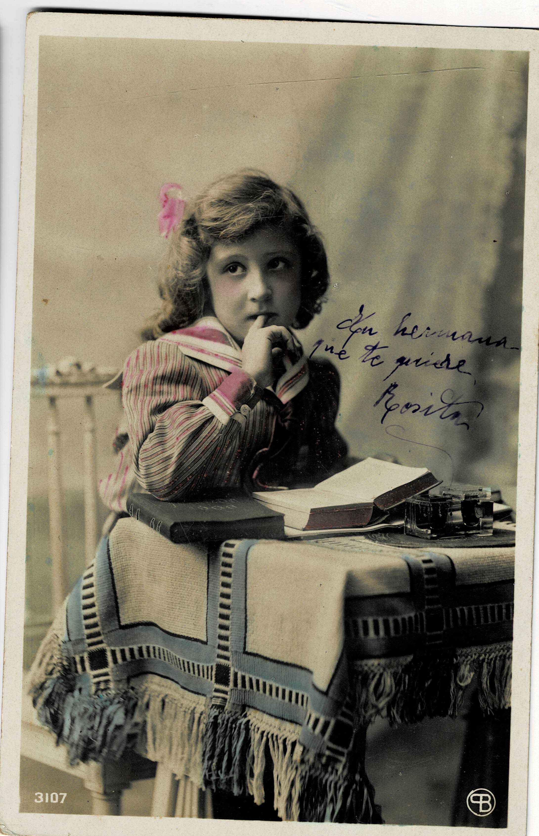 POSTAL NIÑA SENTADA CON LIBROS.
