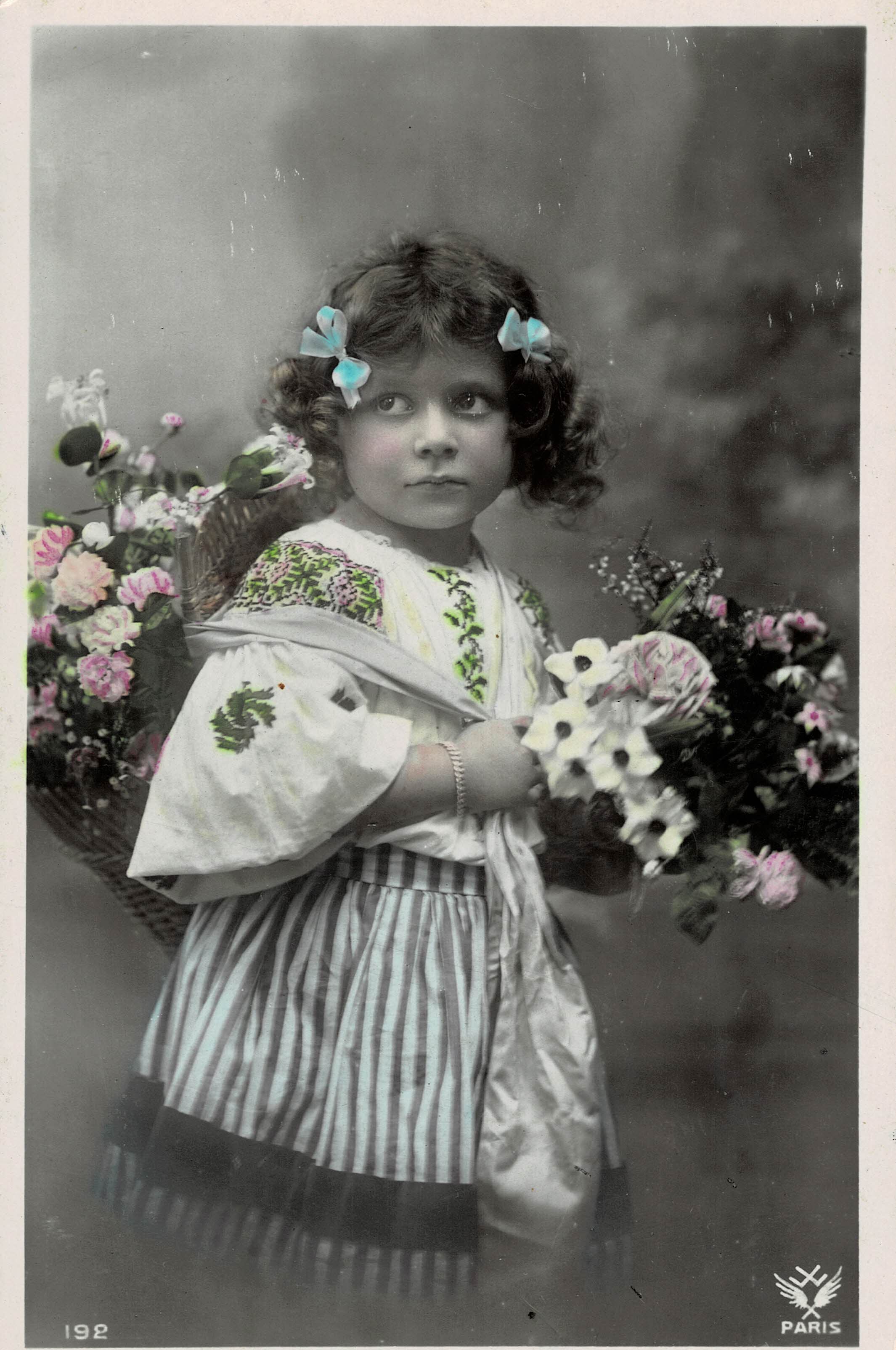POSTAL NIÑA CON FLORES.