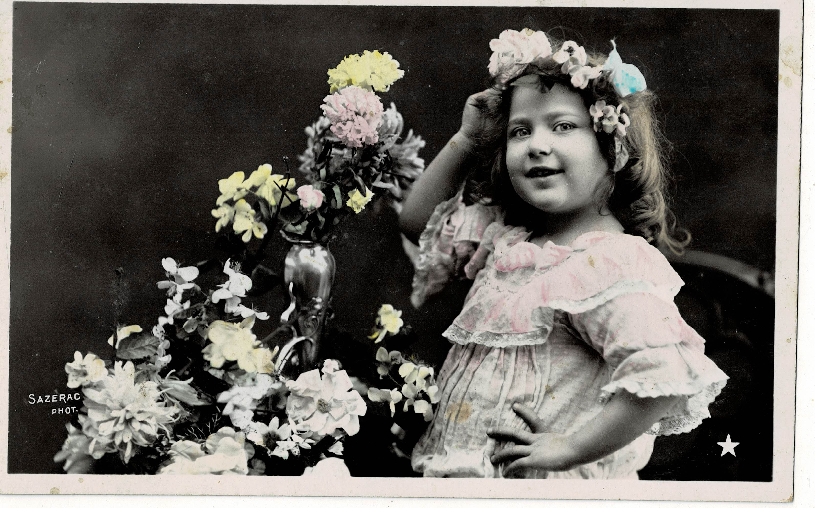 POSTAL NIÑA CON FLORES.
