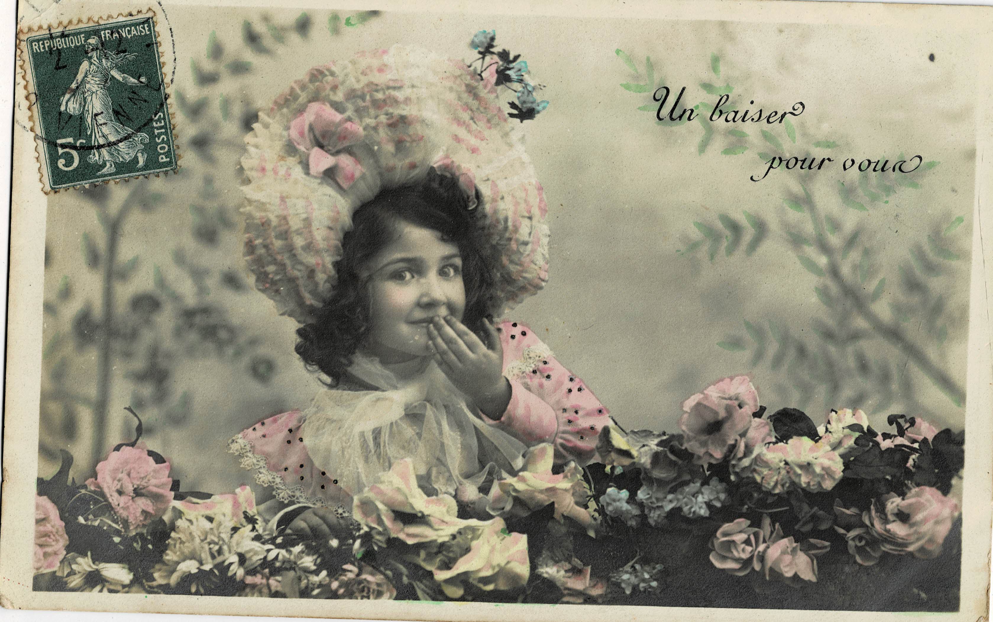 POSTAL NIÑA ACOSTADA CON FLORES.