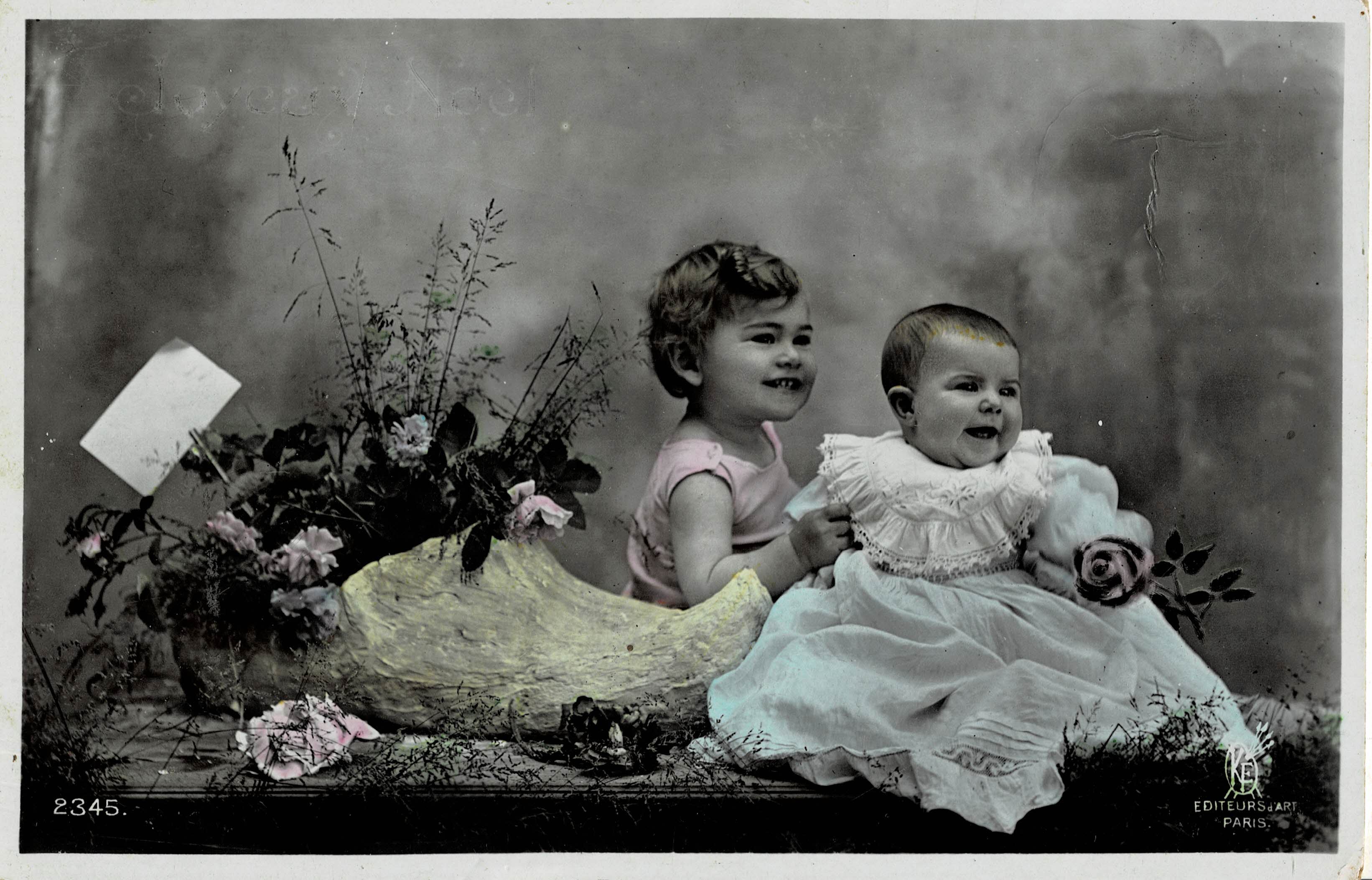 POSTAL BEBES JUNTO A ZUECO CON FLORES.