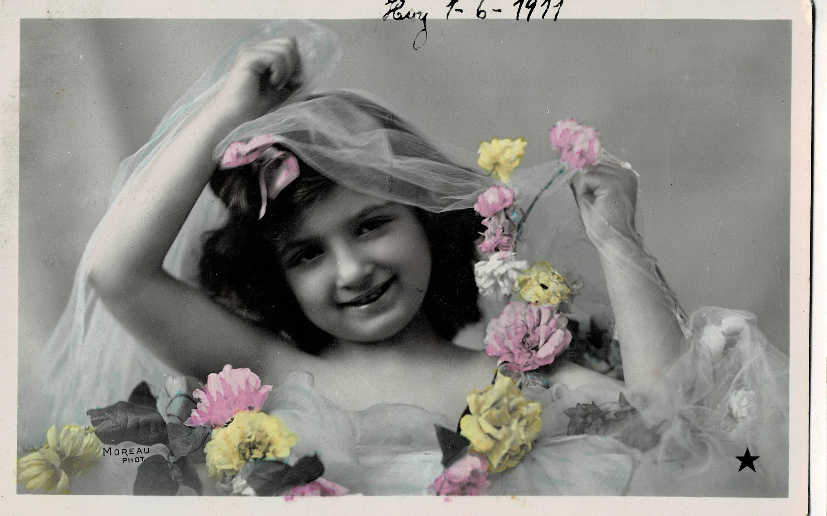POSTAL NIÑA CON TELA Y FLORES.