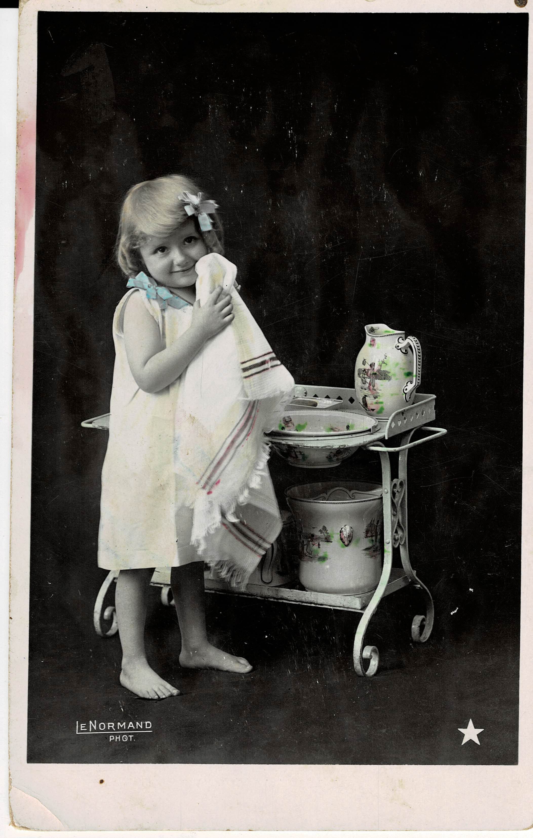 POSTAL NIÑA LAVANDOSE LA CARA.