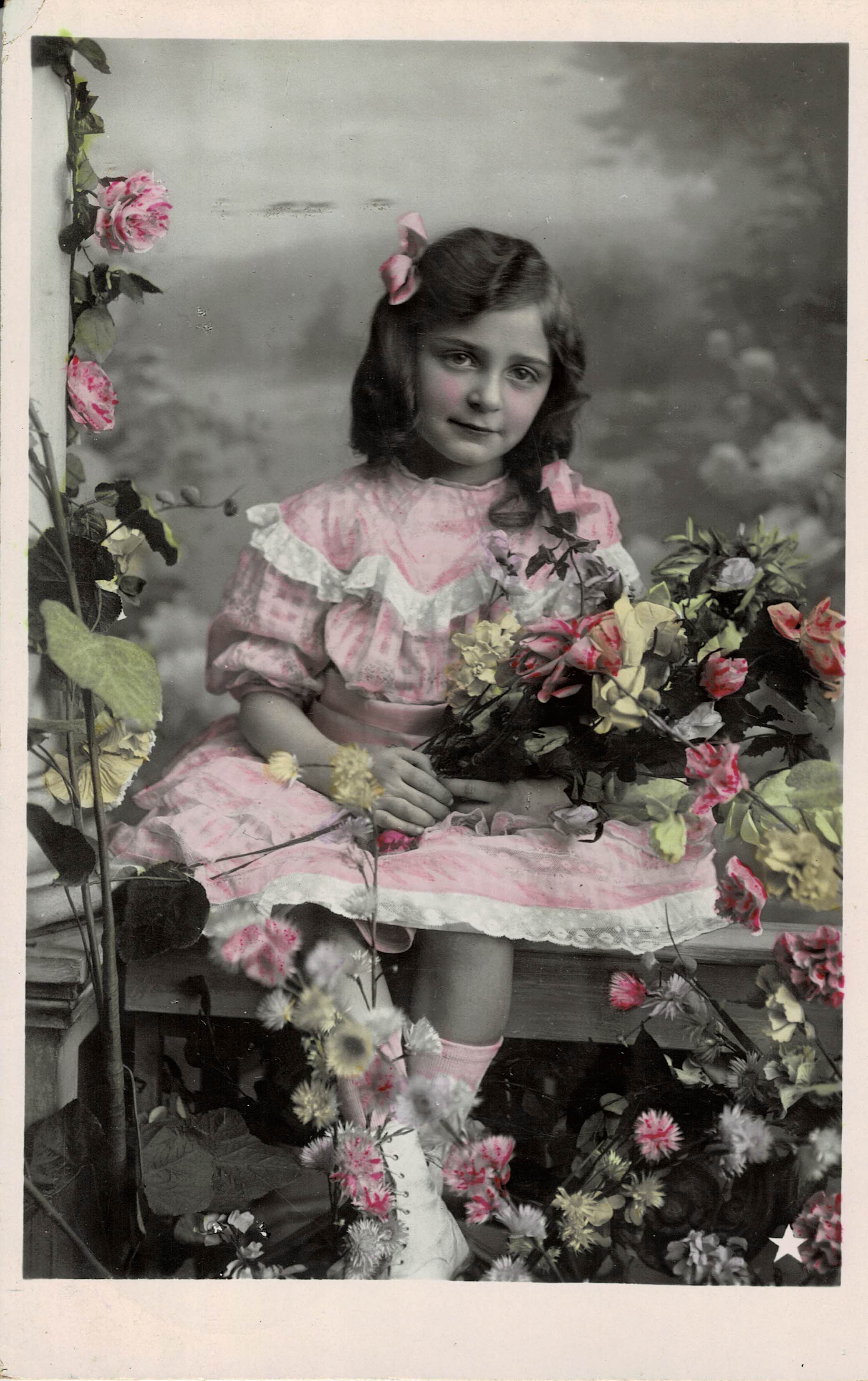 POSTAL NIÑA SENTADA CON FLORES.