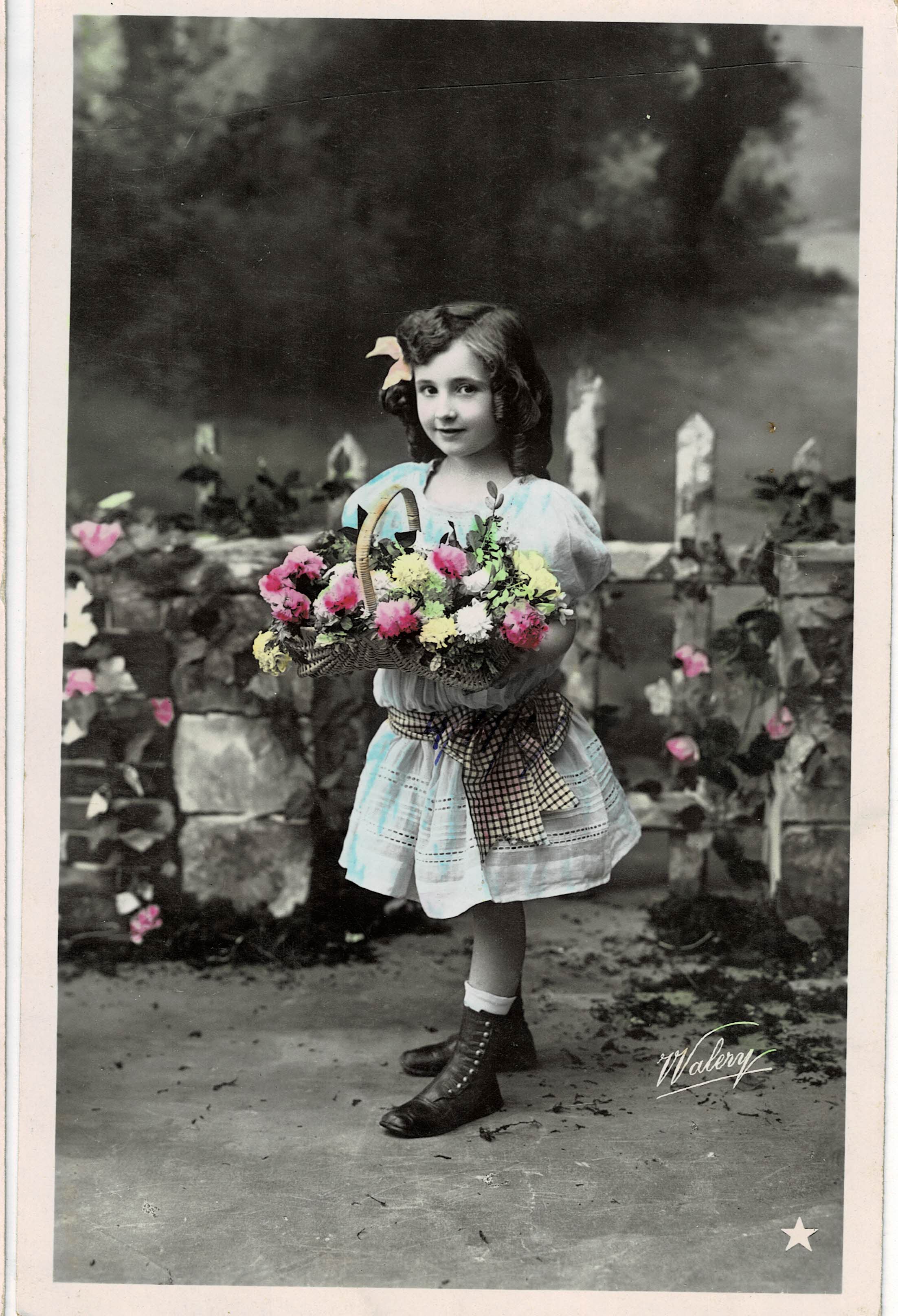 POSTAL NIÑA CON CESTA DE FLORES.