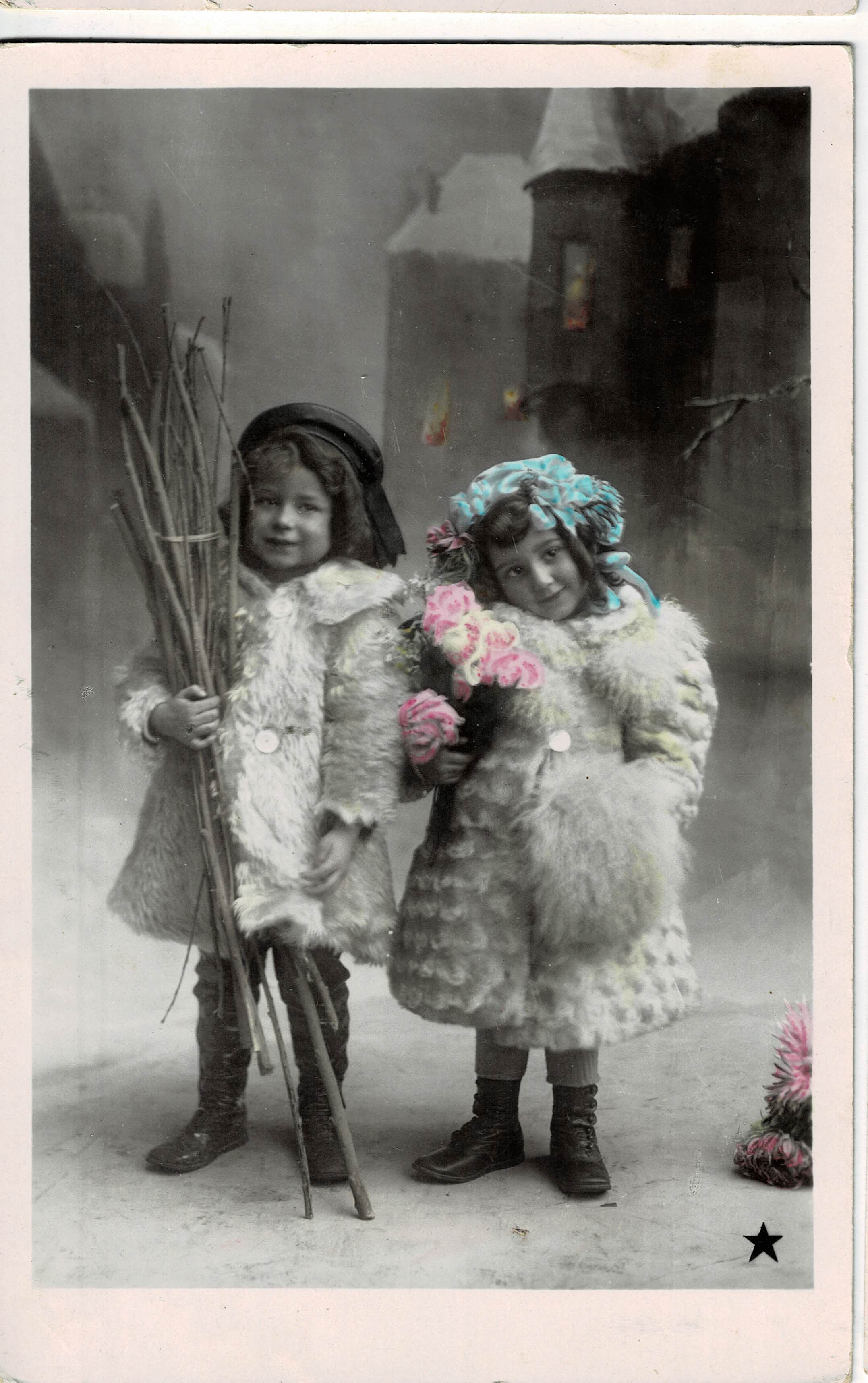 POSTAL NIÑAS CON FLORES Y RAMAS.