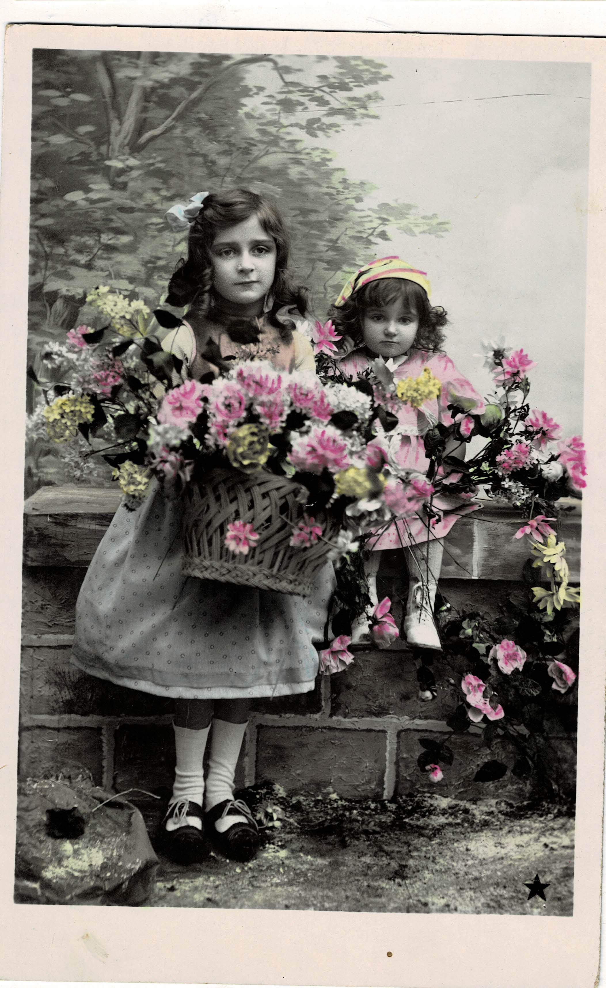 POSTAL NIÑAS CON CESTA DE FLORES.