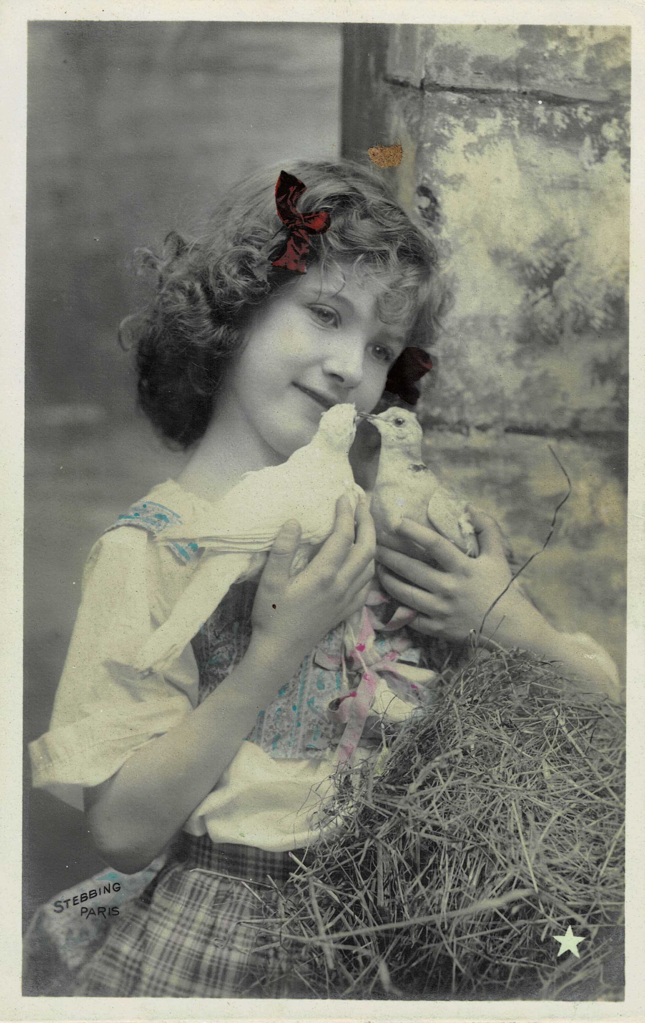 POSTAL NIÑA CON PALOMAS.