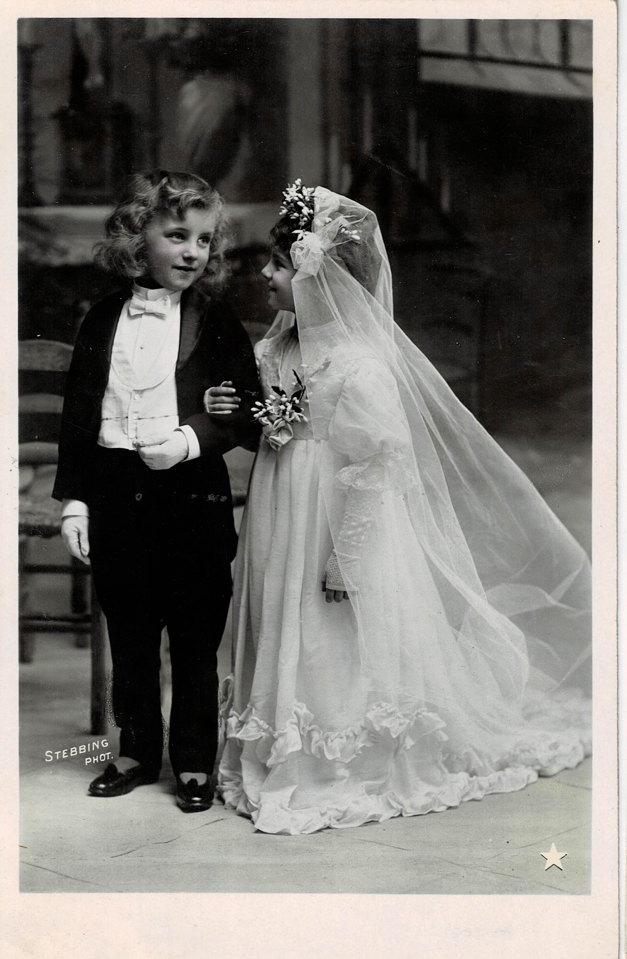 POSTAL NIÑOS VESTIDOS DE NOVIOS.