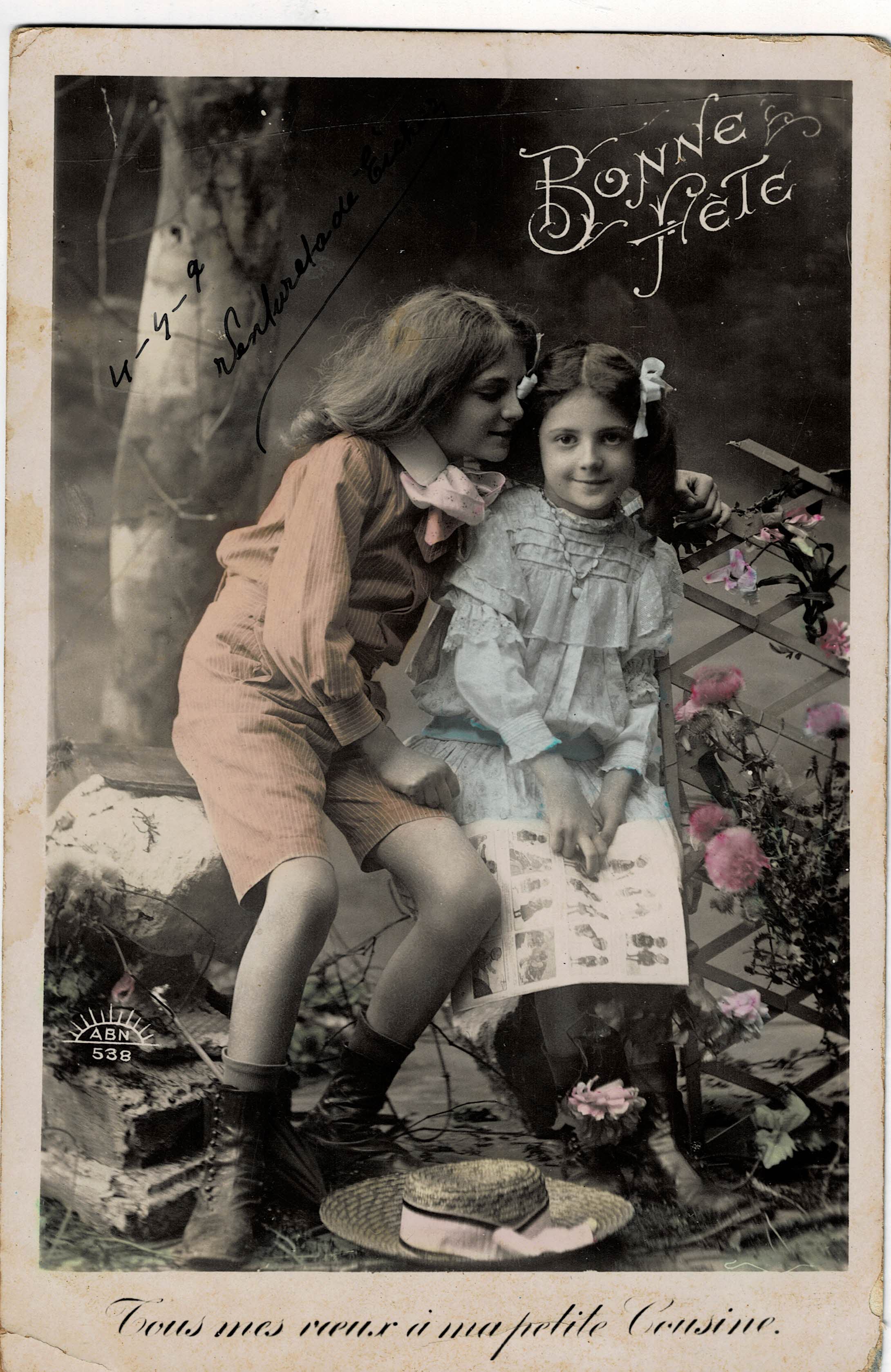 POSTAL NIÑAS SENTADAS EN JARDIN.