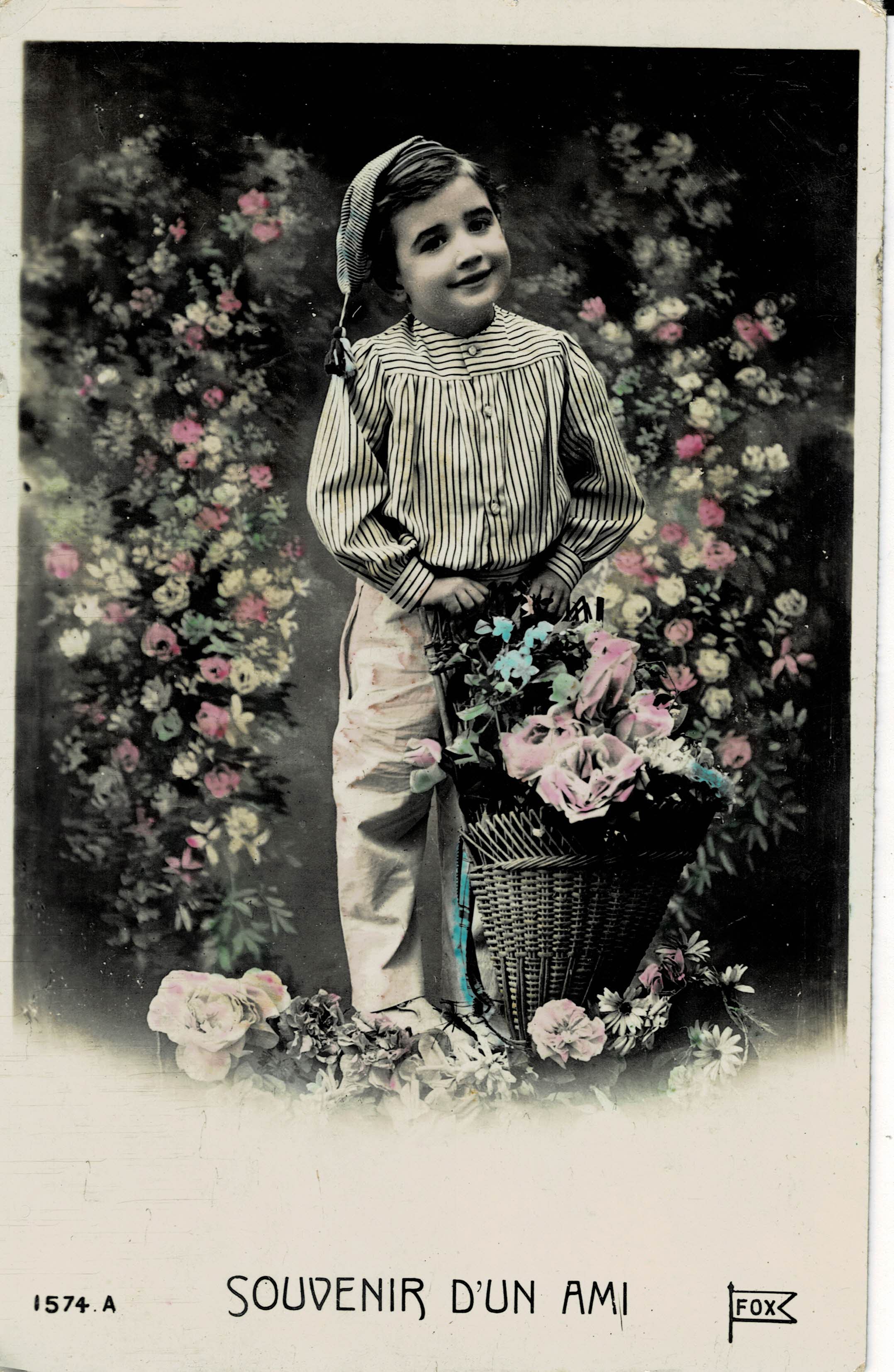 POSTAL NIÑA CON CESTA DE FLORES.
