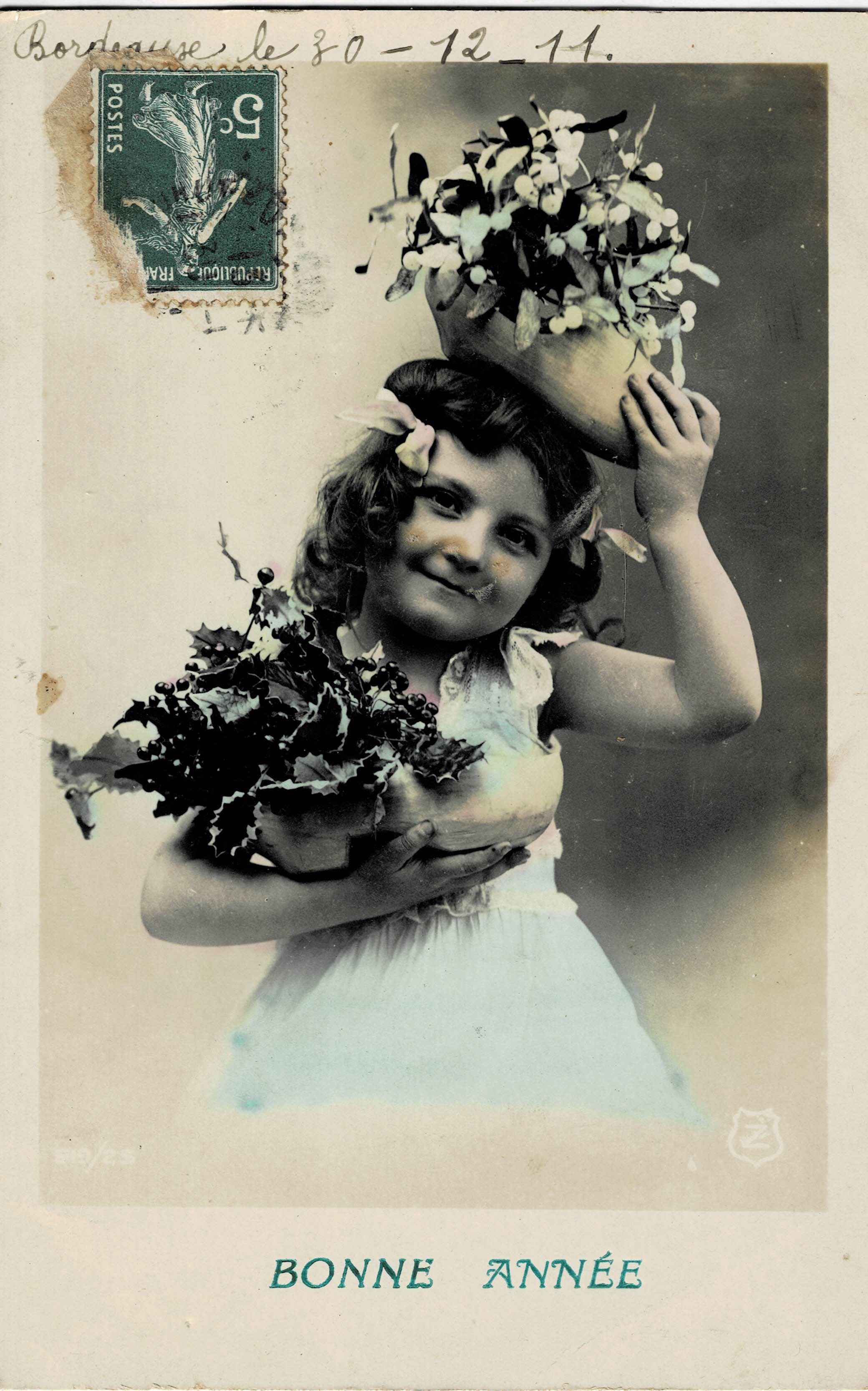 POSTAL FELICITACION AÑO NUEVO DE NIÑA CON ZUECO CON FLORES.