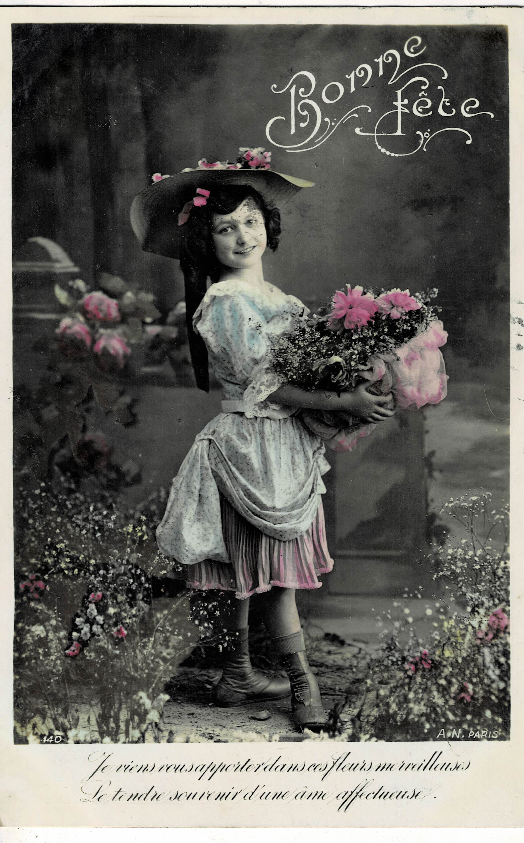 POSTAL NIÑA CON SOMBRERO Y CESTA DE FLORES.