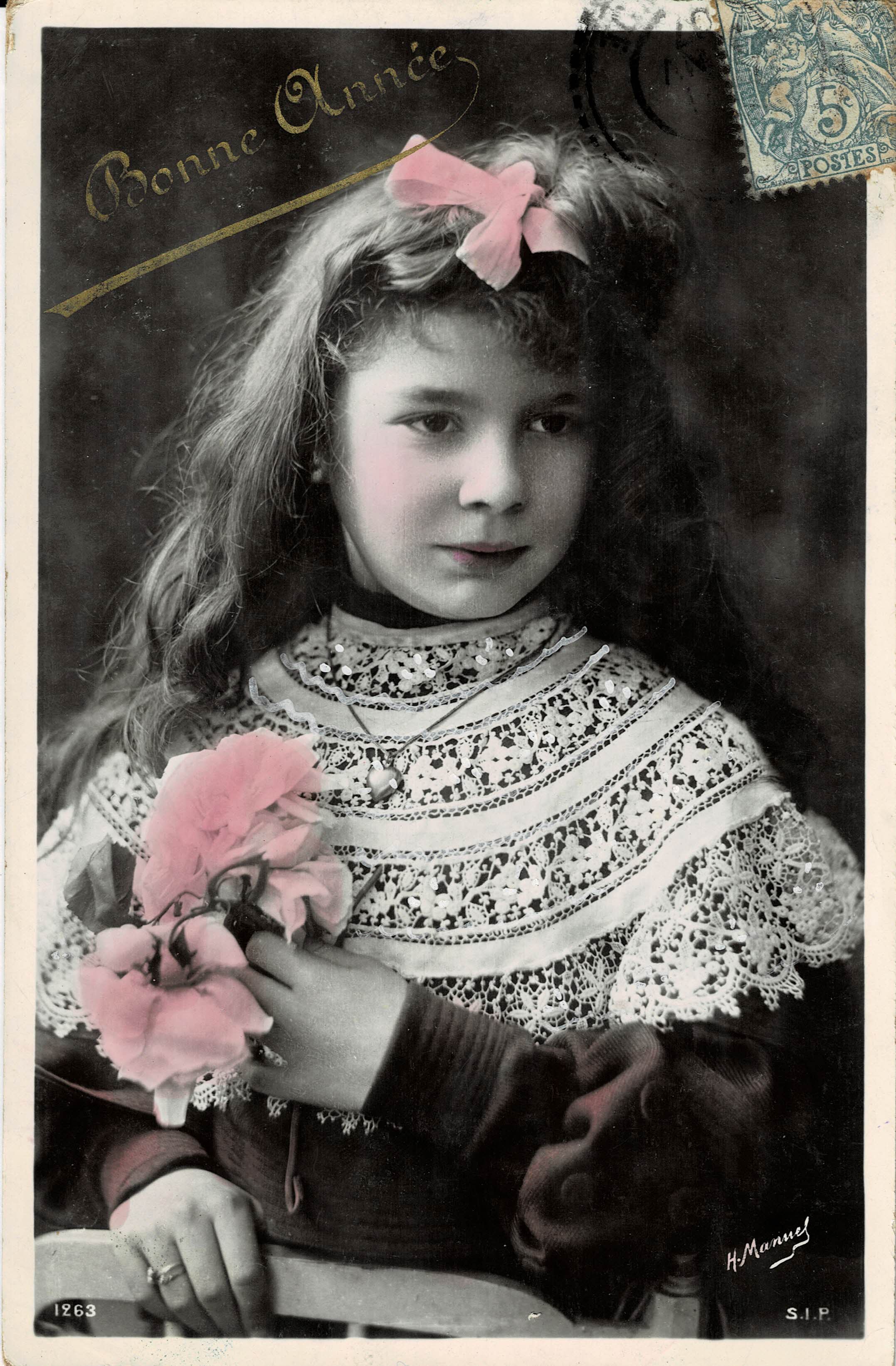 POSTAL FELICITACION AÑO NUEVO DE NIÑA CON FLORES.