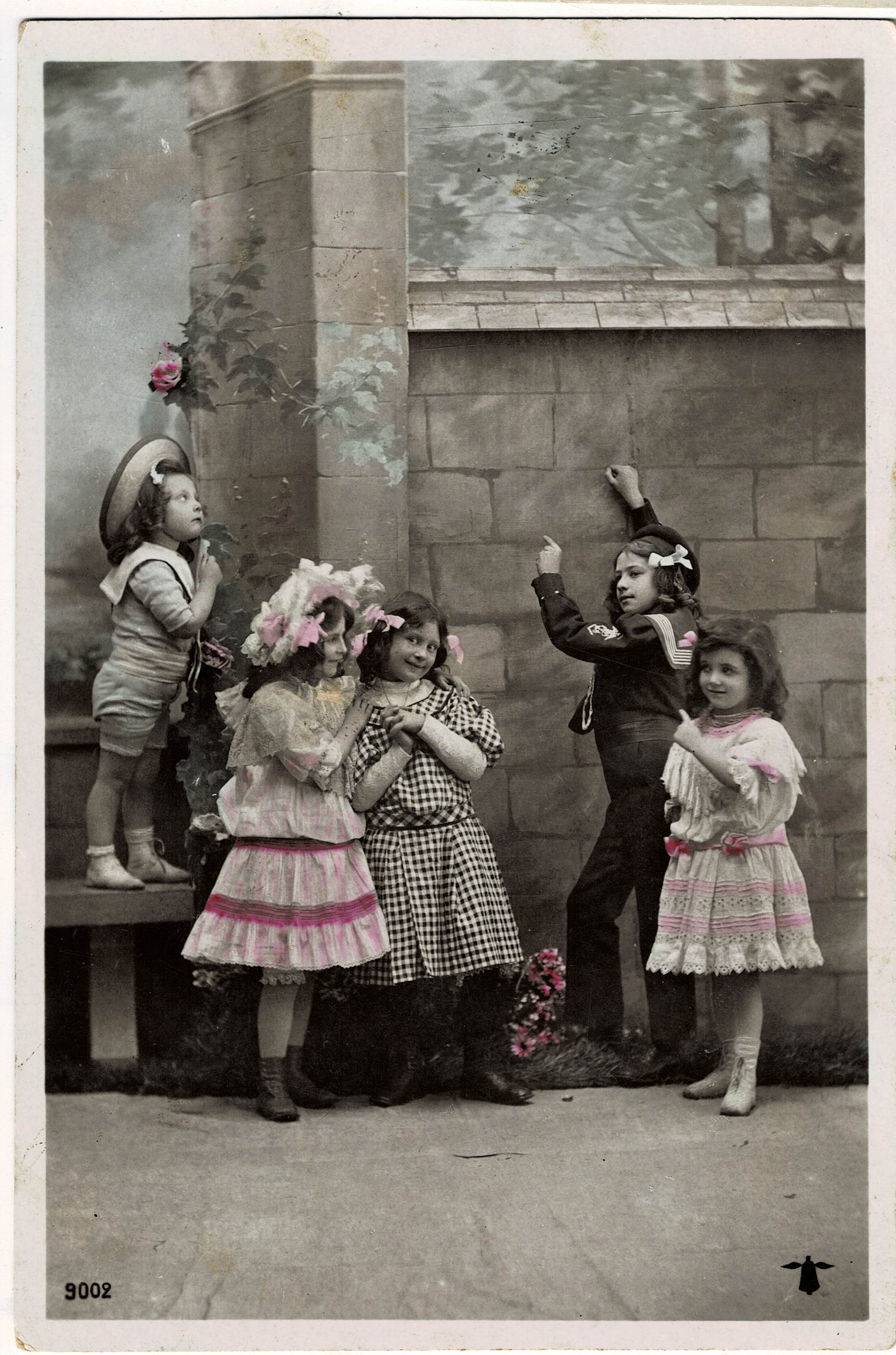 POSTAL NIÑAS EN JARDIN.