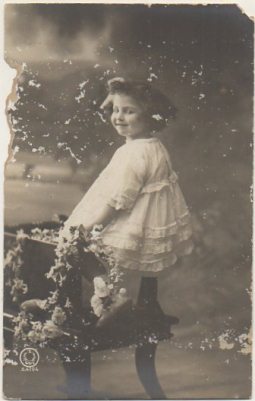 POSTAL DE NIÑOS. NIÑA CON FLORES