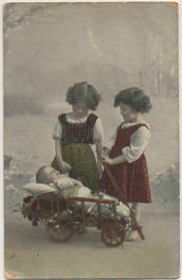 POSTAL DE NIÑOS. JUGANDO CON BEBE