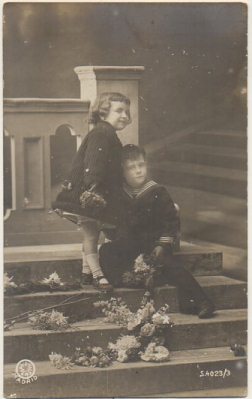 POSTAL DE NIÑOS. EN LA ESCALERA…