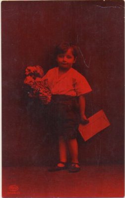 POSTAL DE NIÑOS. NIÑA CON FLORES