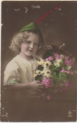 POSTAL DE NIÑOS. NIÑA CON FLORES