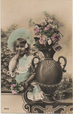 POSTAL DE NIÑOS. NIÑA CON FLORES