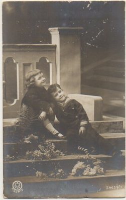 POSTAL DE NIÑOS. EN LA ESCALERA