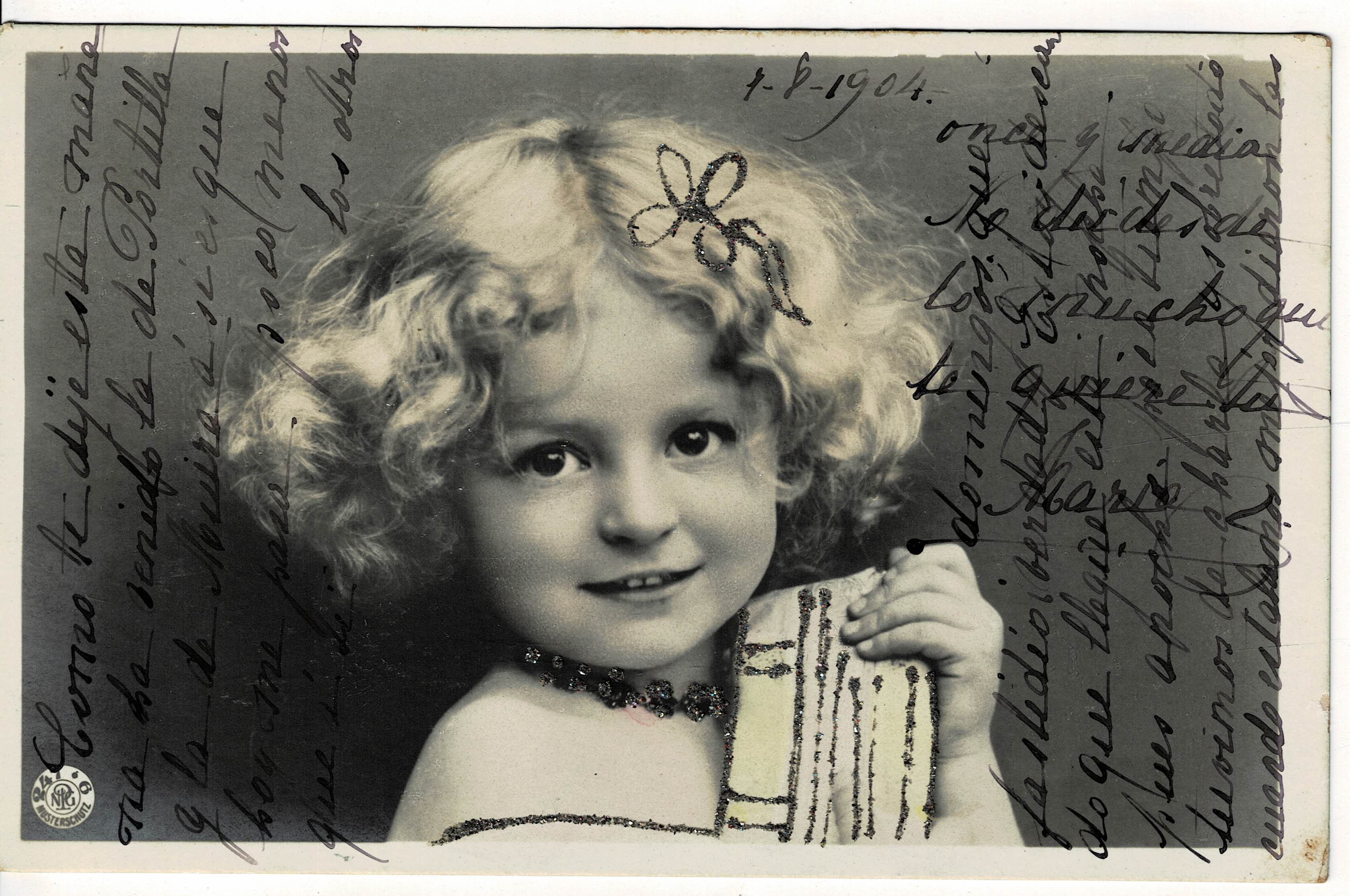 POSTAL DE NIÑA CON PURPURINA.