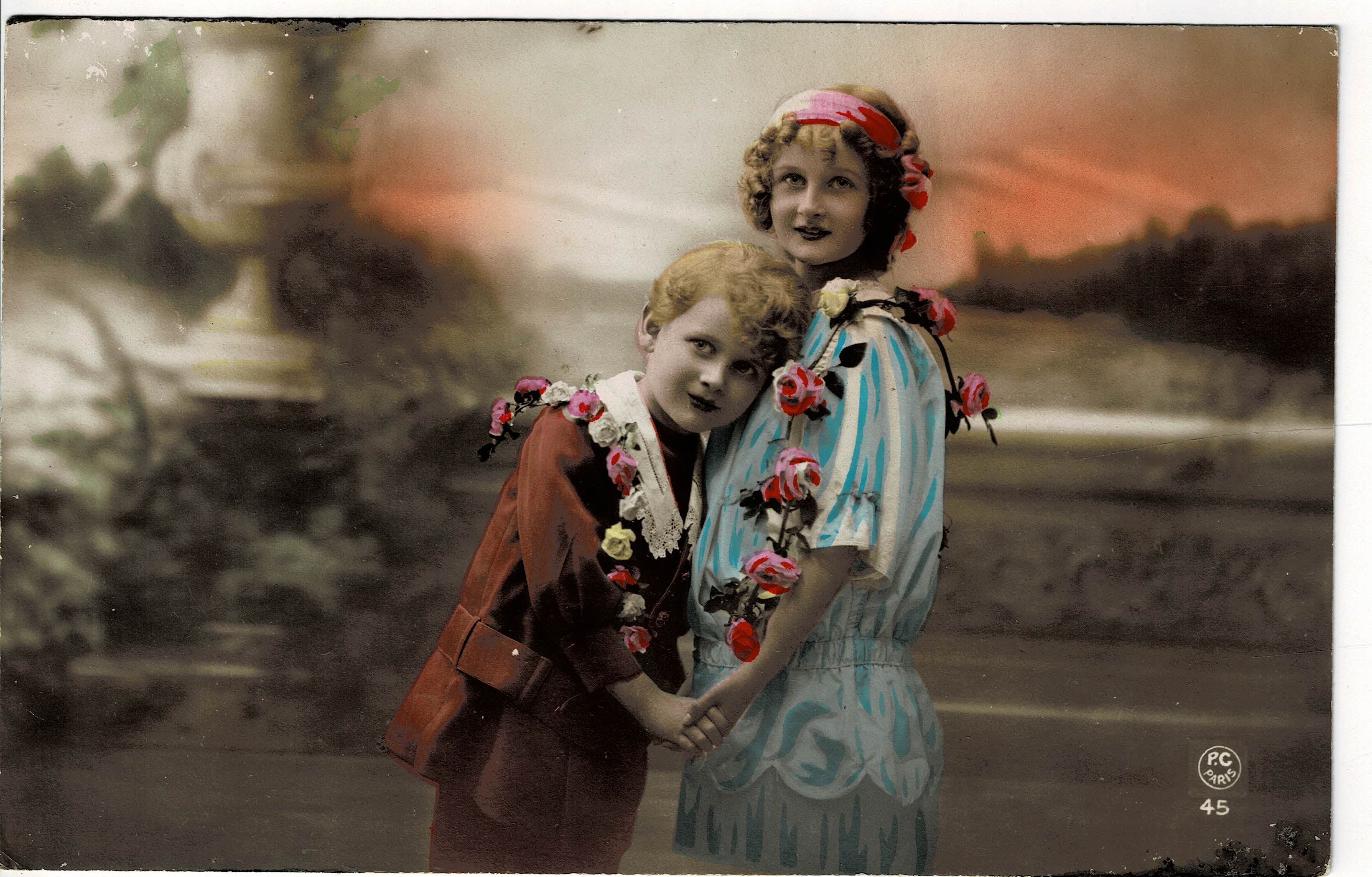 POSTAL DE NIÑOS CON FLORES.