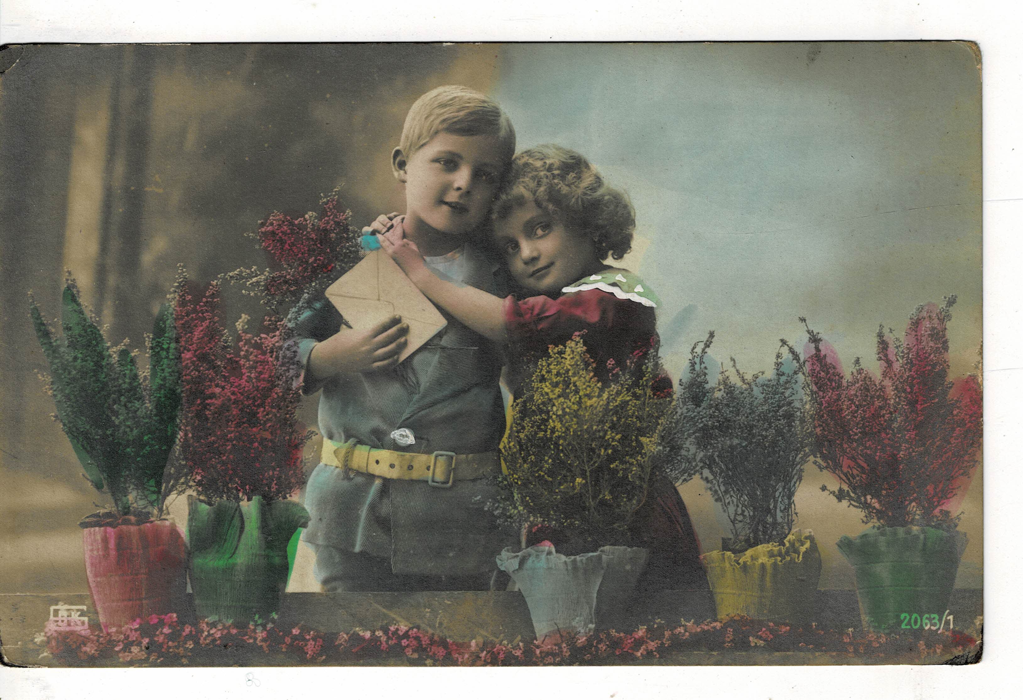 POSTAL DE NIÑOS ABRAZADOS.