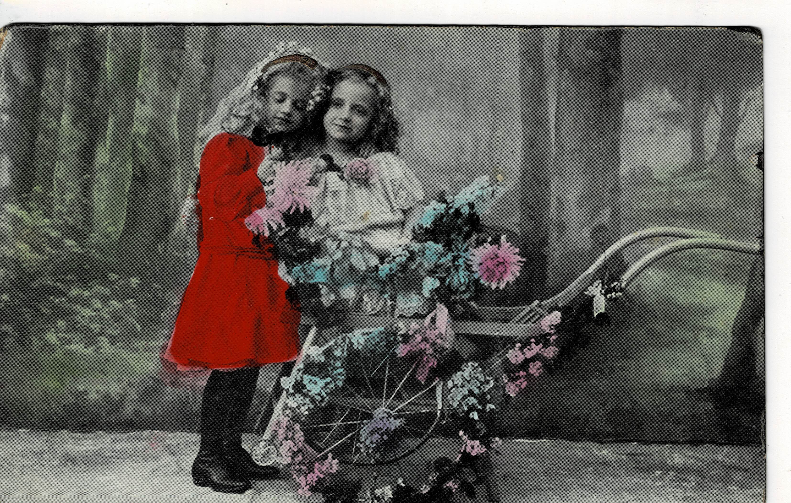 POSTAL DE NIÑOS CON FLORES.