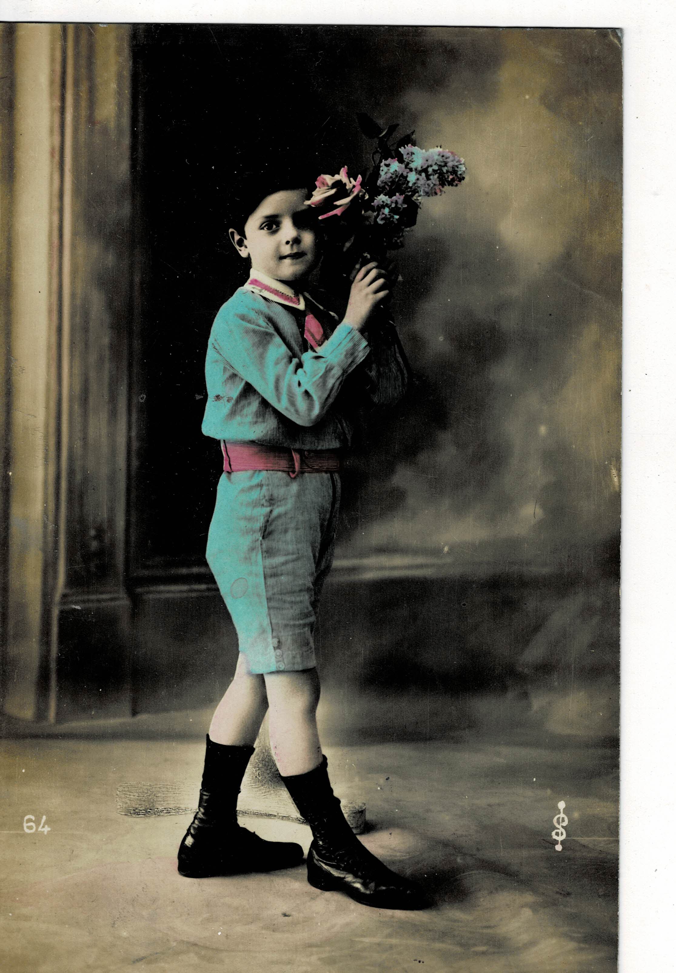 POSTAL DE NIÑOS. NIÑO CON FLORES.