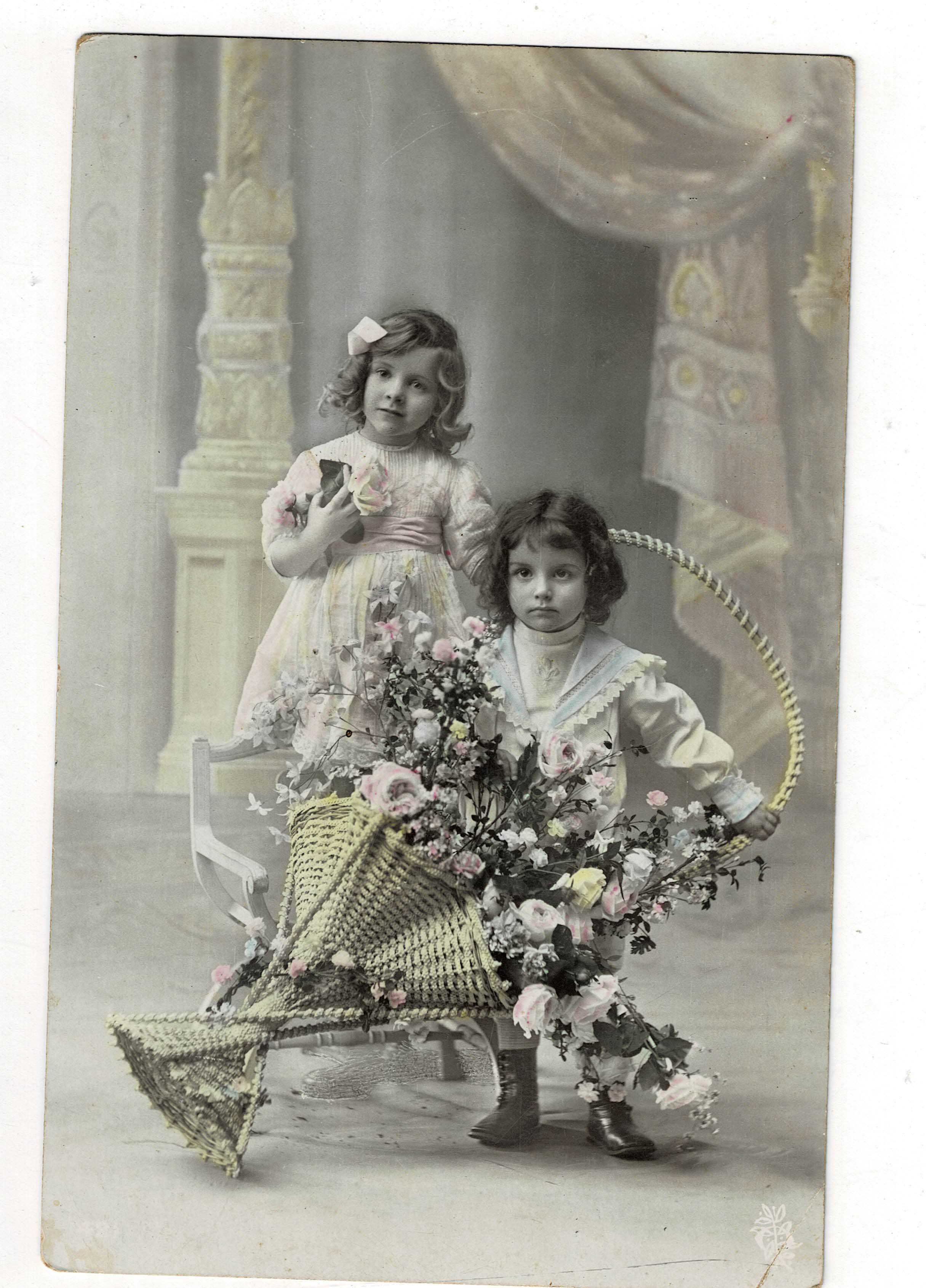 POSTAL DE NIÑOS CON FLORES.