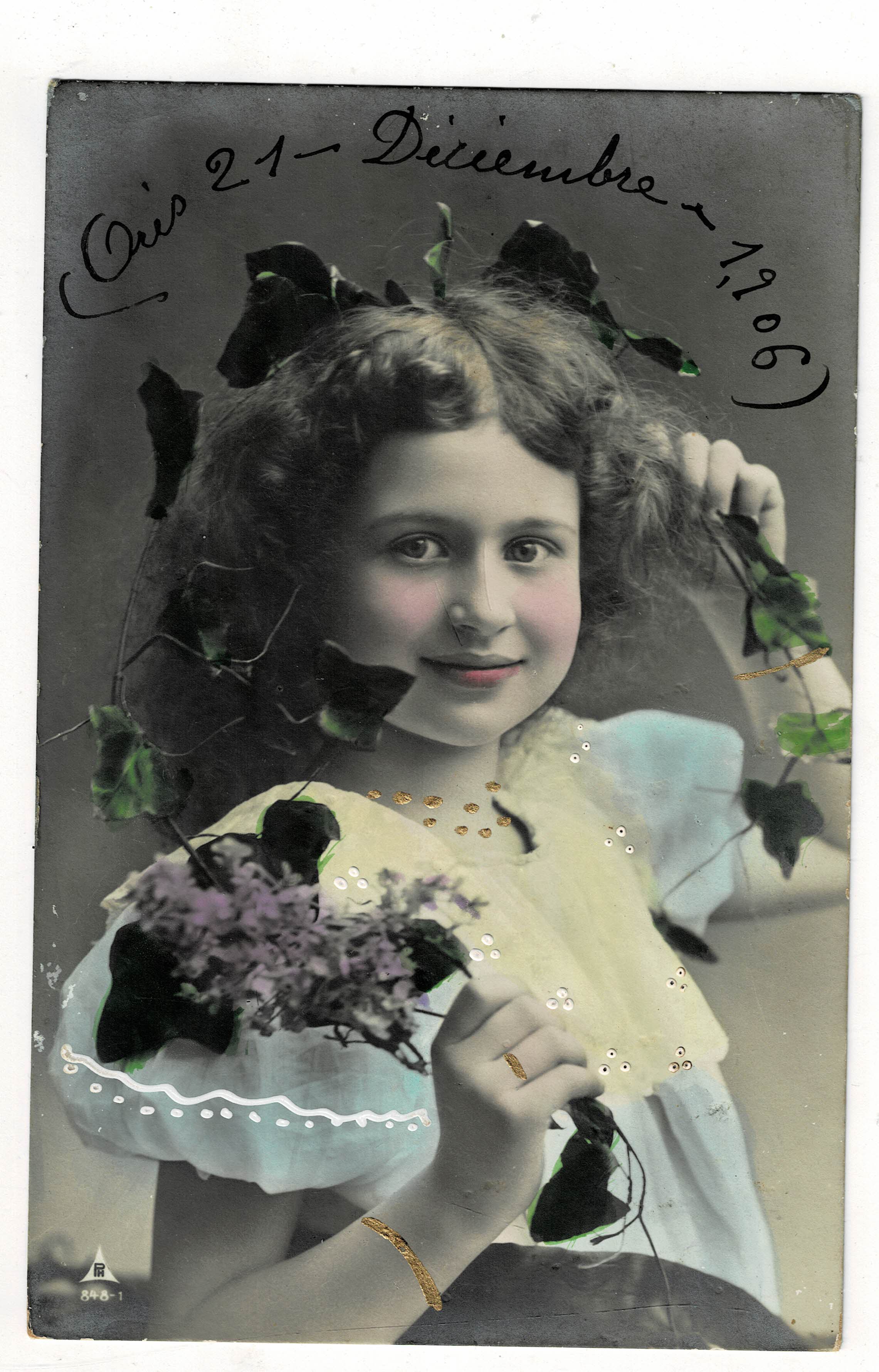 POSTAL DE NIÑOS. NIÑA A COLOR CON DORADOS.